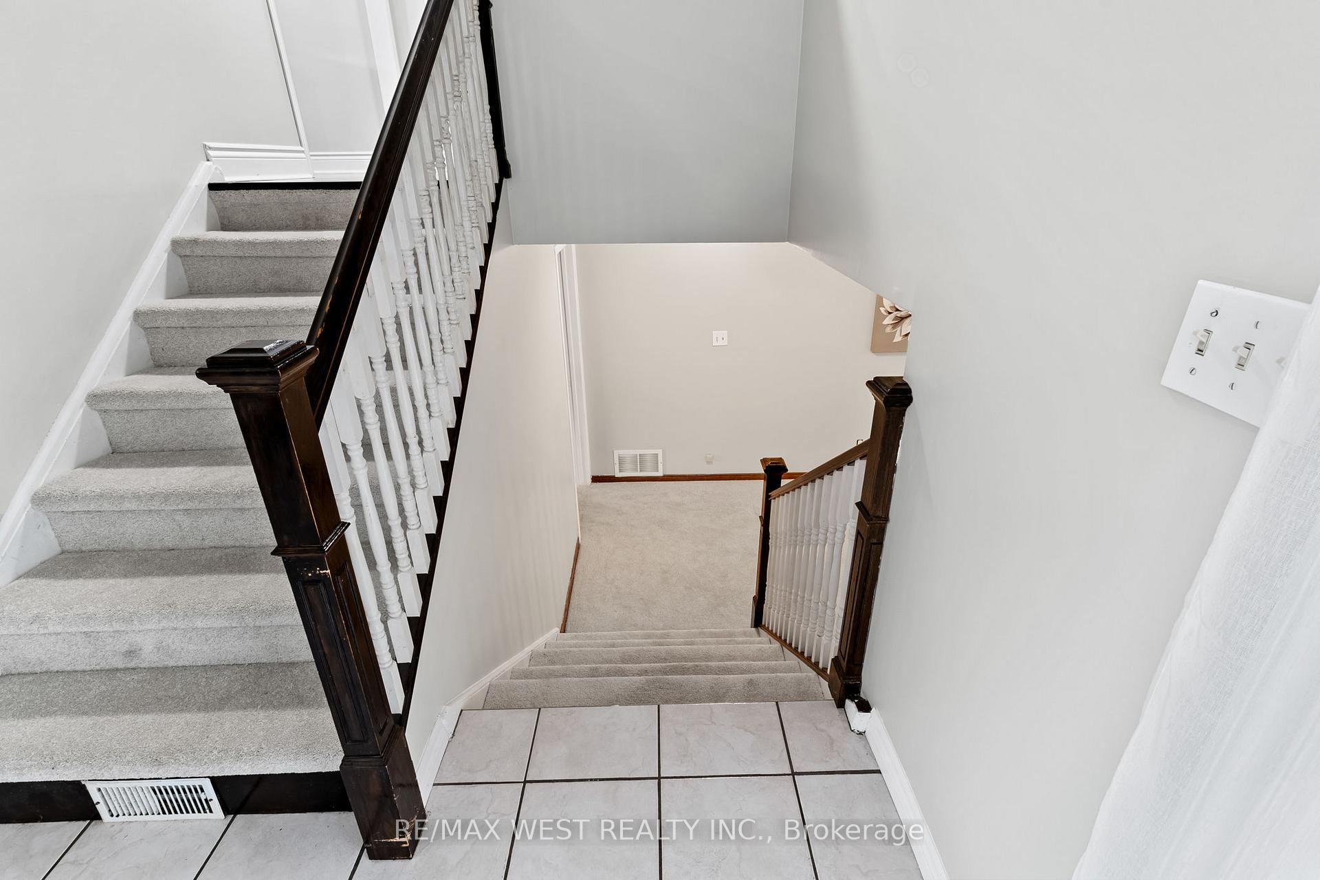 Photo 6 of 28 Hamilton Hall Drive, Markham, Markham Village — HOMEH