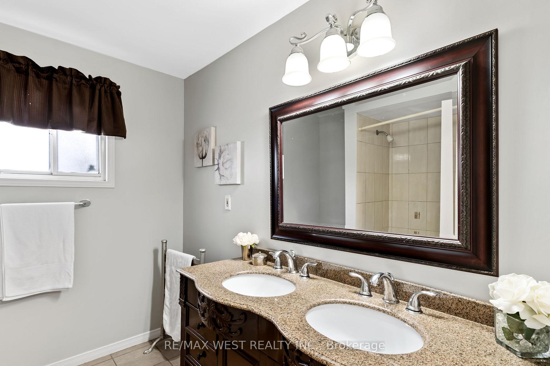 Photo 12 of 28 Hamilton Hall Drive, Markham, Markham Village — HOMEH