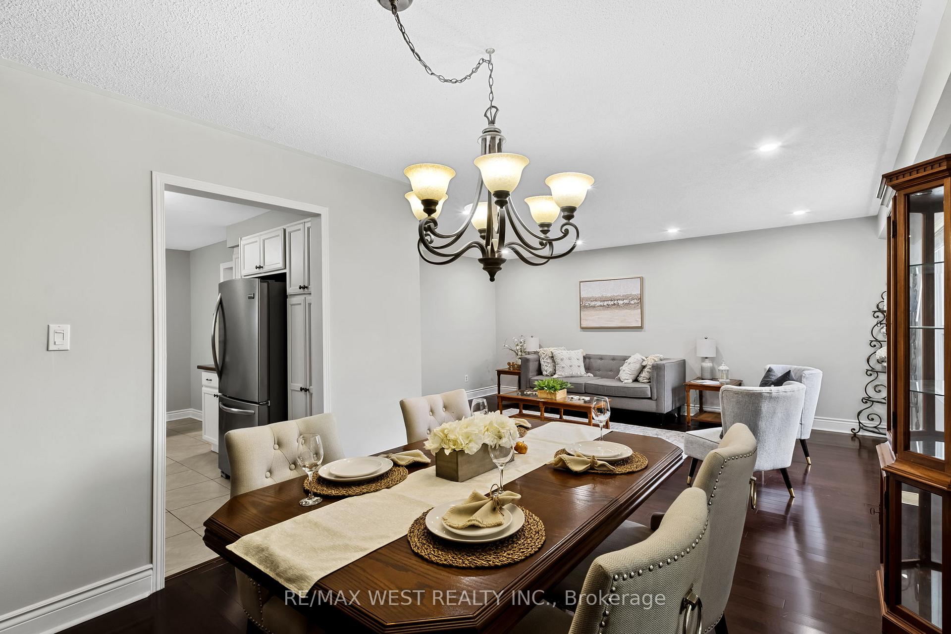 Photo 13 of 28 Hamilton Hall Drive, Markham, Markham Village — HOMEH