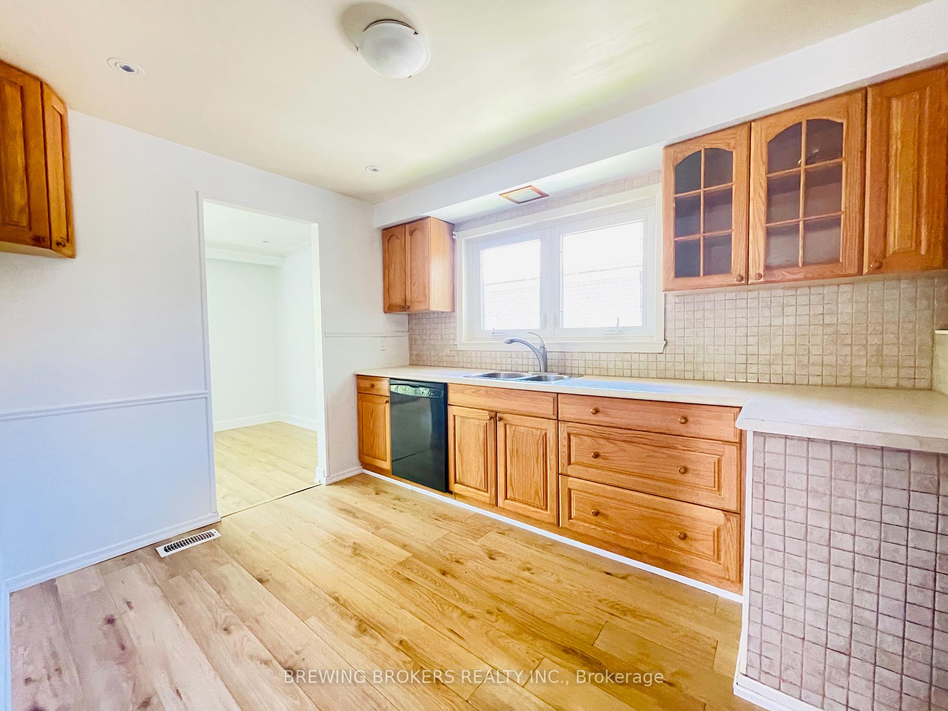 Photo 6 of Unit Main, 39 Netherford Road, Vaughan, Maple — HOMEH