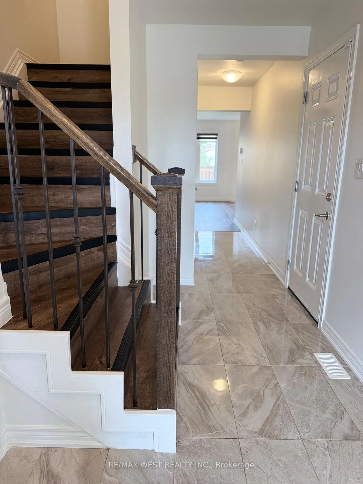 Photo 4 of 140 Monarch Street, Welland, Coyle Creek — HOMEH