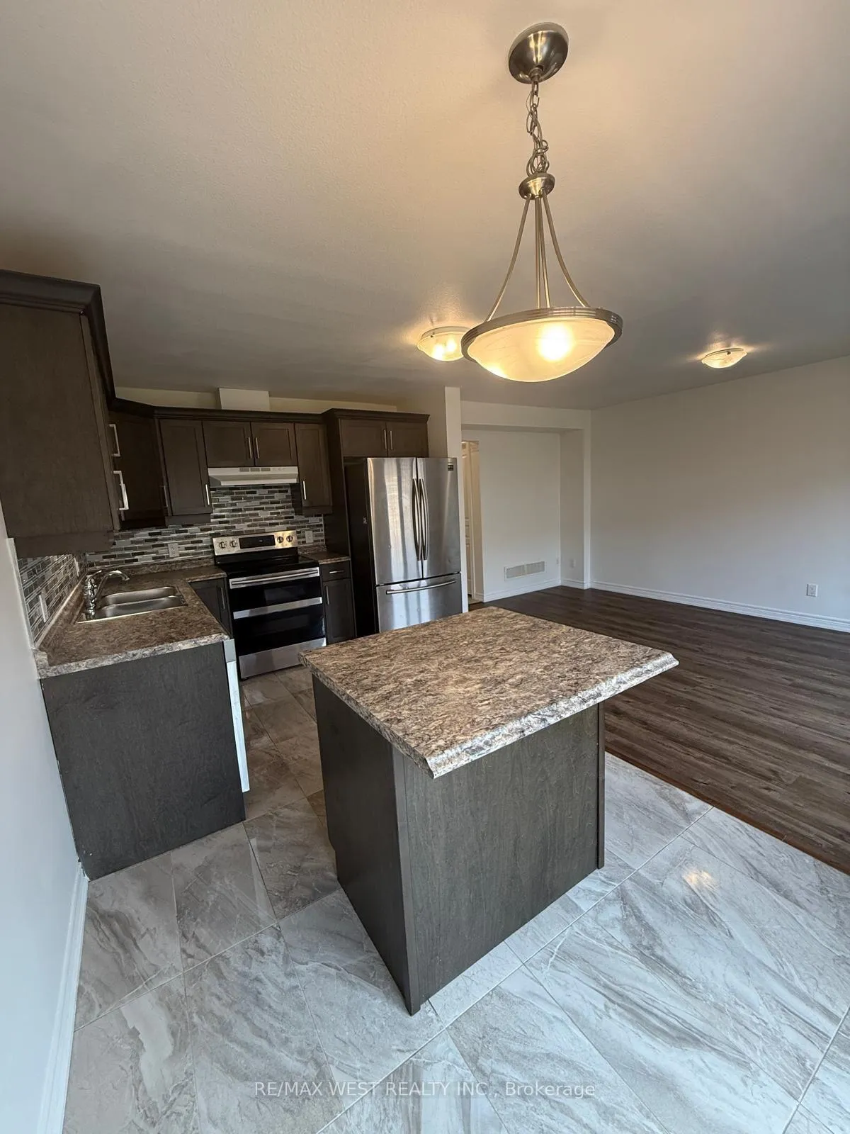 Photo 9 of 140 Monarch Street, Welland, Coyle Creek — HOMEH