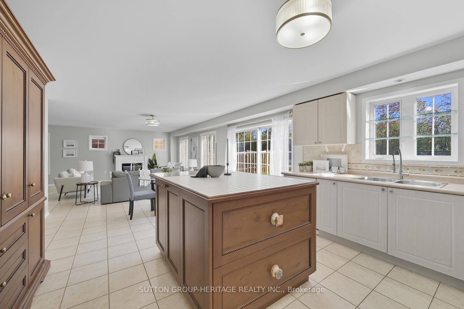Photo 8 of 98 Hoile Drive, Ajax, South East — HOMEH