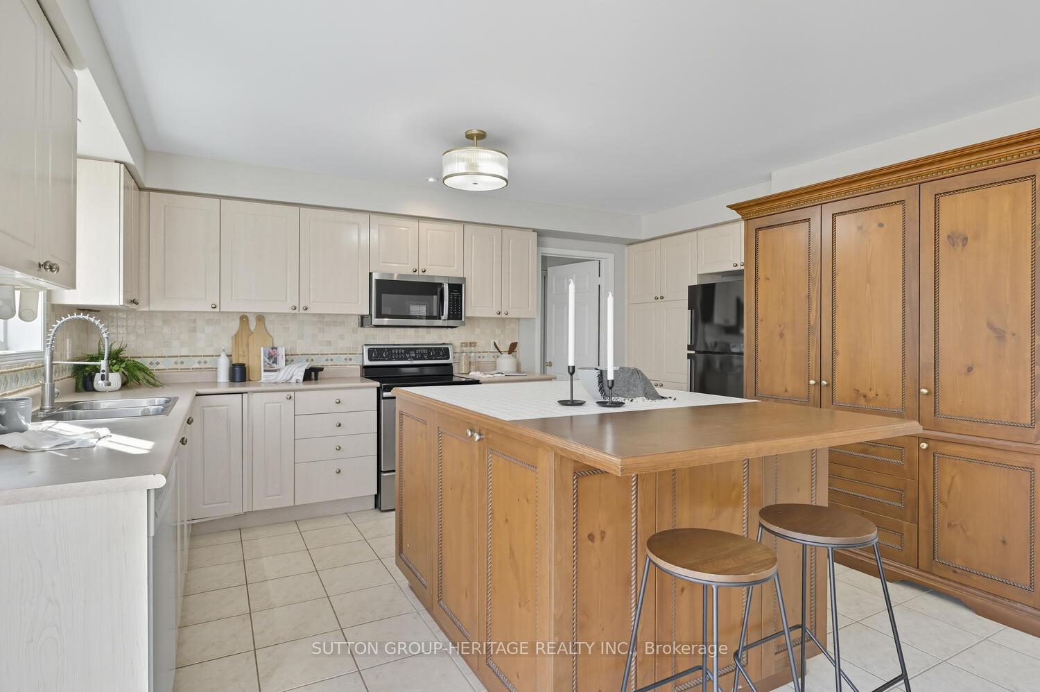 Photo 12 of 98 Hoile Drive, Ajax, South East — HOMEH