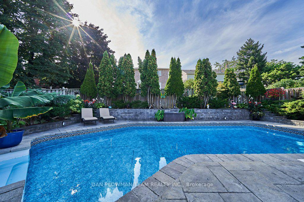 Photo 10 of 46 Canadian Oaks Drive, Whitby, Blue Grass Meadows — HOMEH