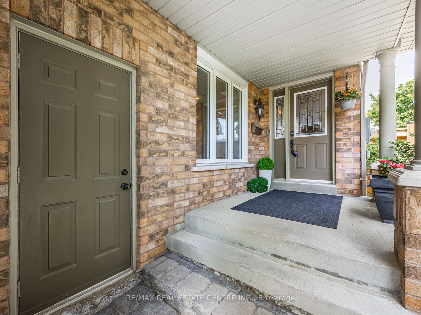 Photo 3 of 14 Constance Drive, Whitby, Williamsburg — HOMEH