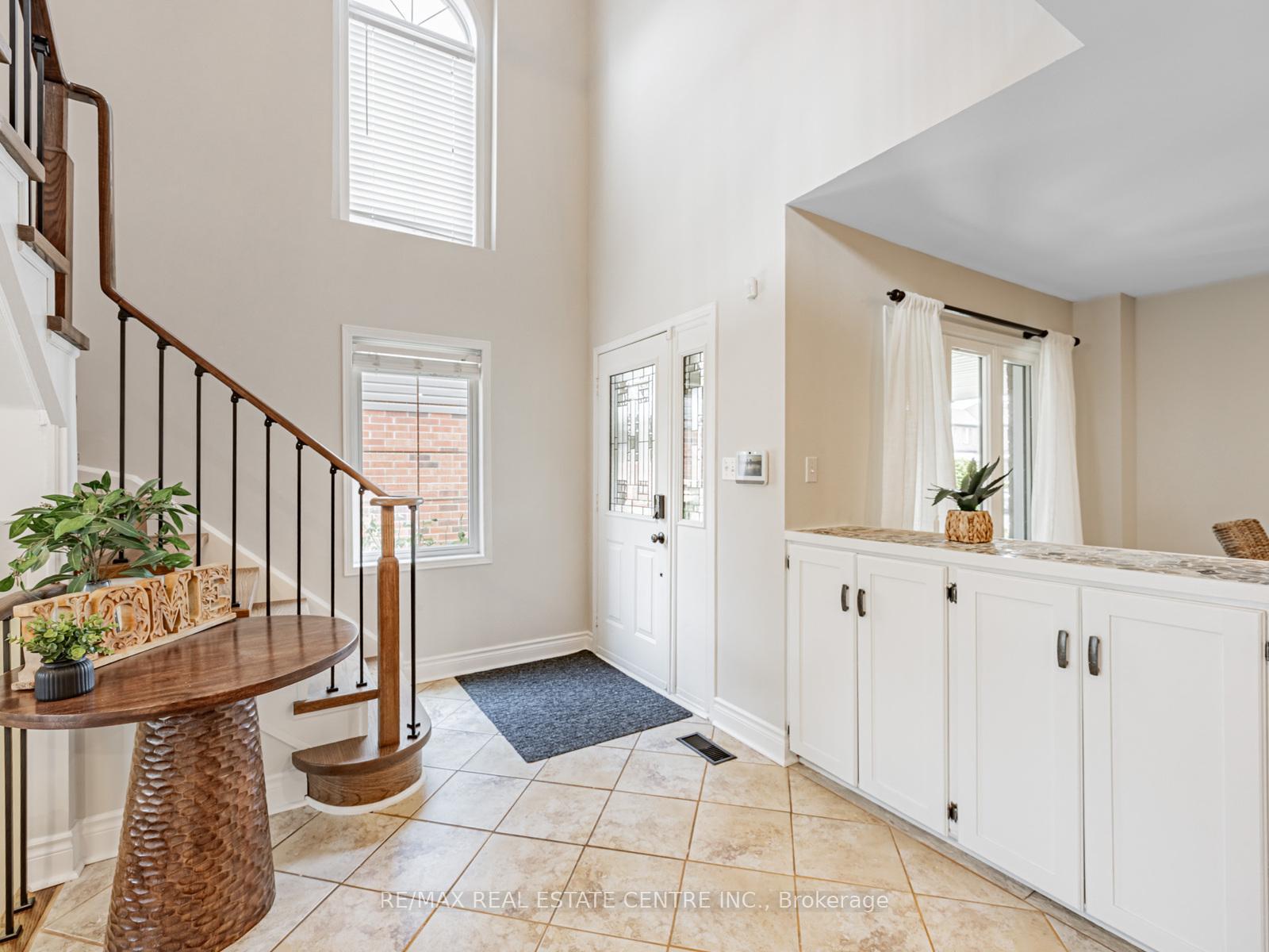 Photo 4 of 14 Constance Drive, Whitby, Williamsburg — HOMEH