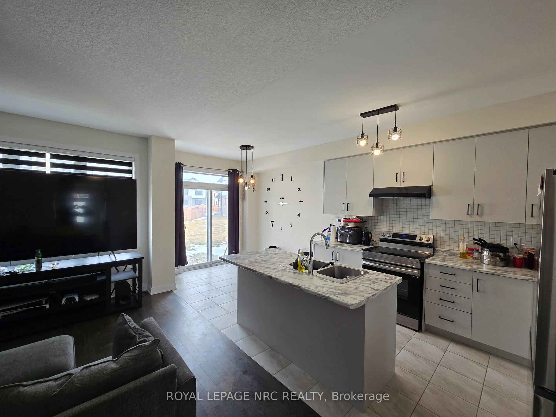 Photo 8 of 98 Stern Drive, Welland, Dain City — HOMEH