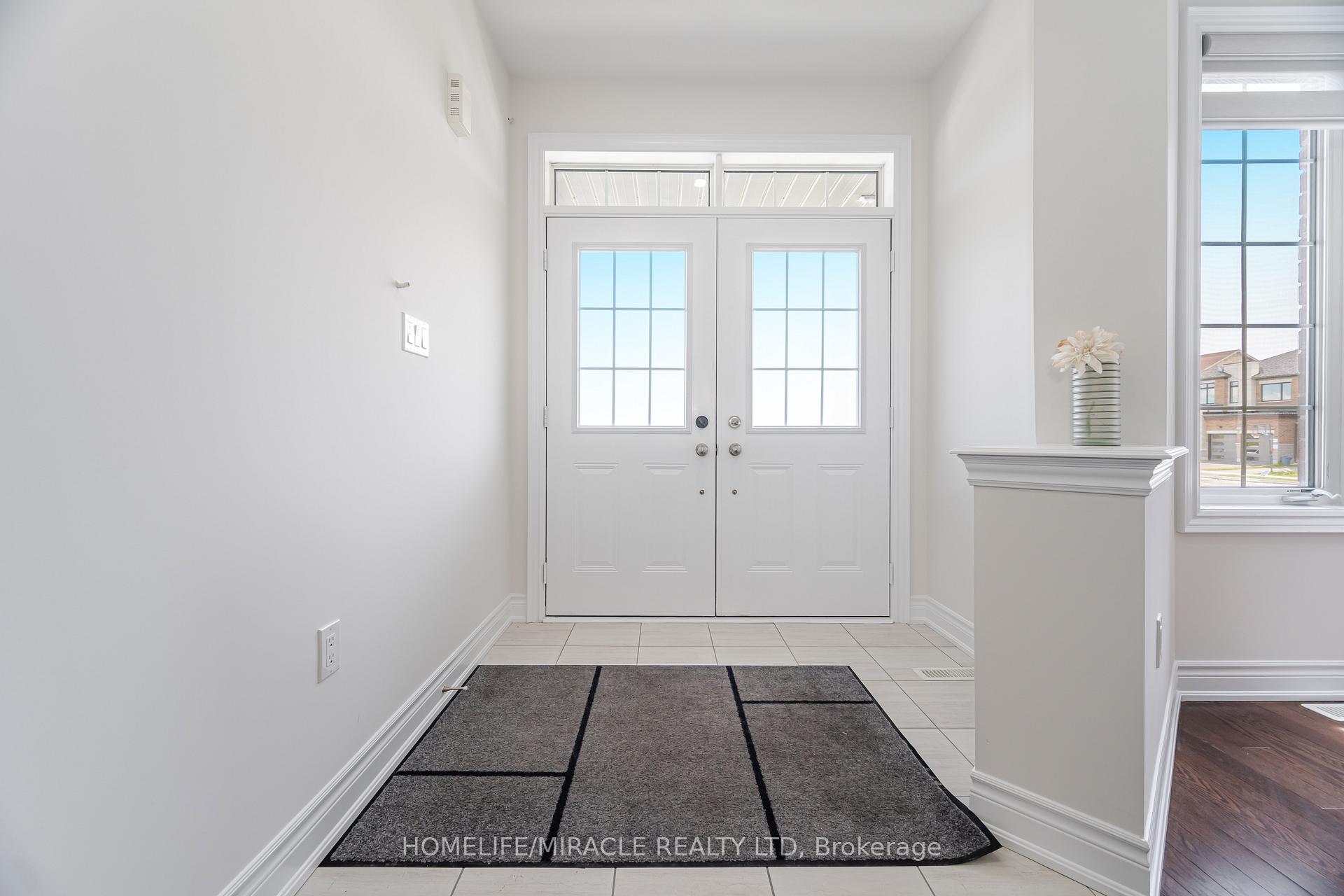 Photo 4 of 624 Barons Street, Vaughan, Kleinburg — HOMEH