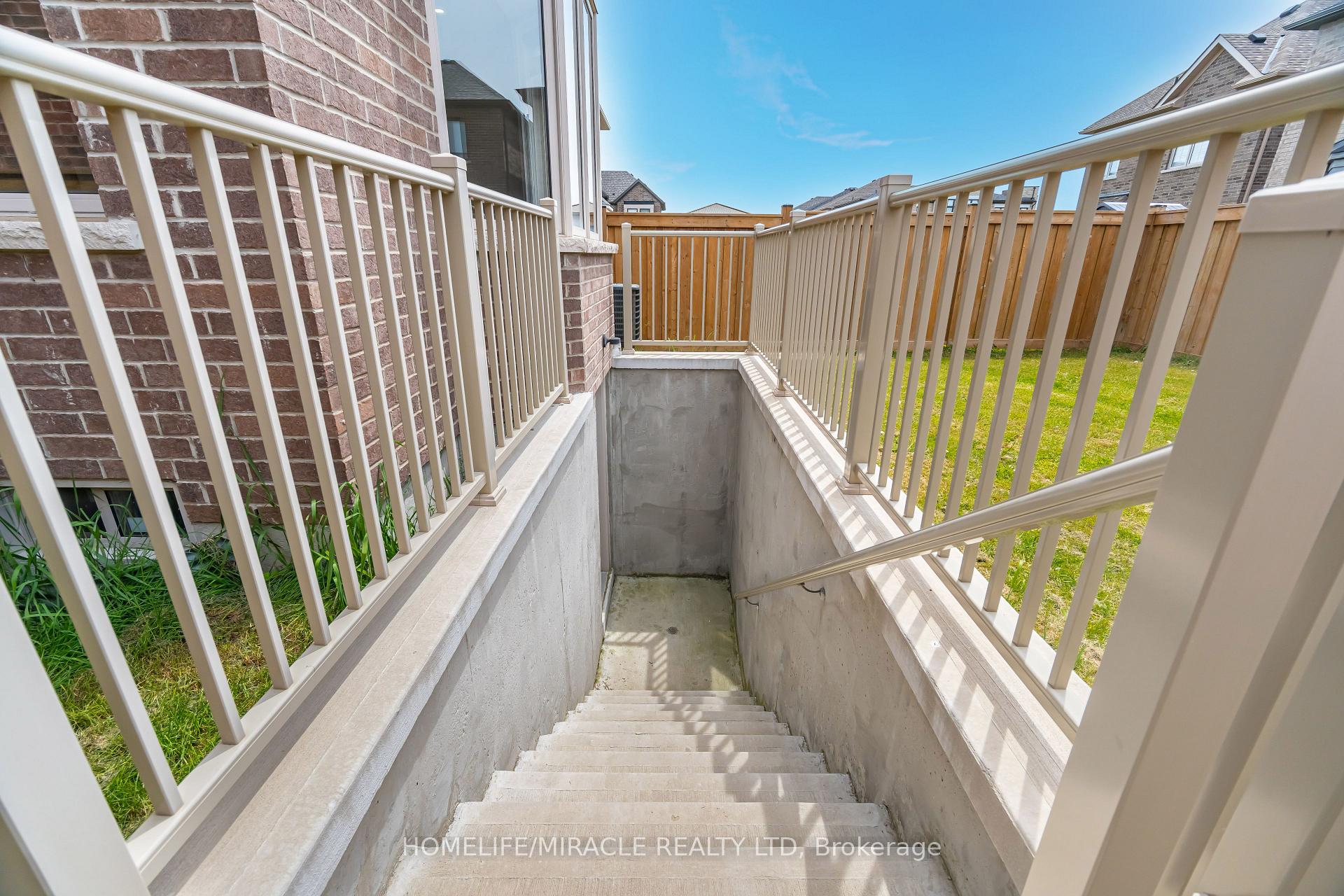 Photo 35 of 624 Barons Street, Vaughan, Kleinburg — HOMEH