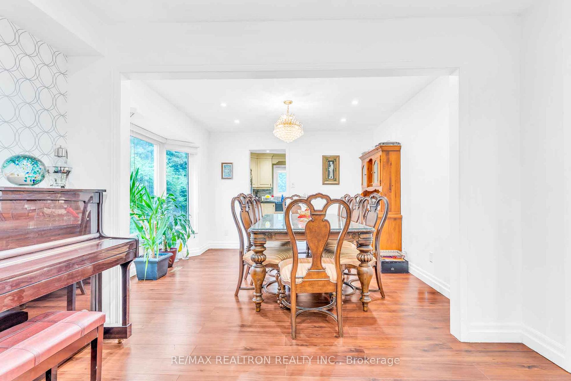 Photo 3 of 111 Devins Drive, Aurora, Aurora Heights — HOMEH
