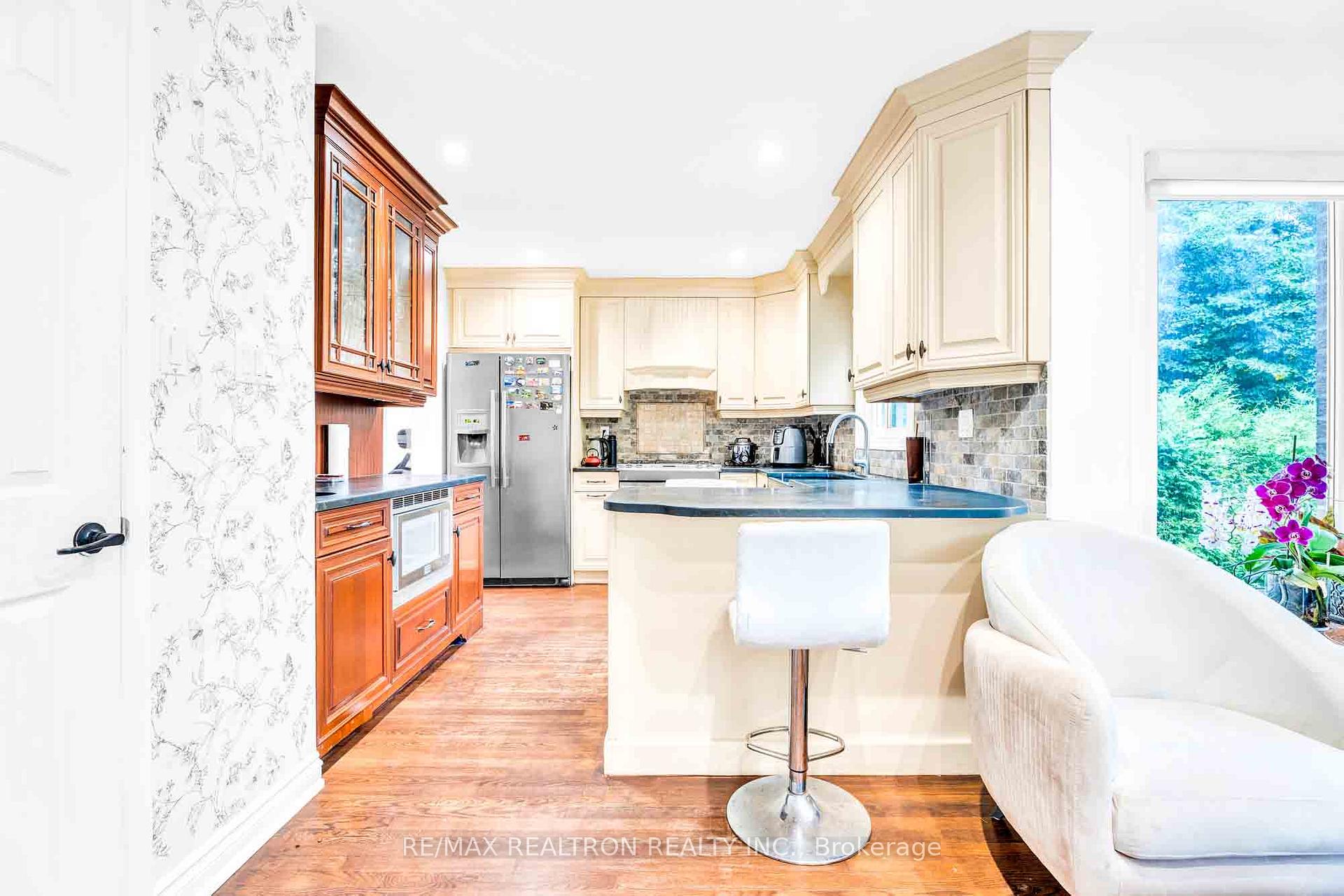 Photo 5 of 111 Devins Drive, Aurora, Aurora Heights — HOMEH