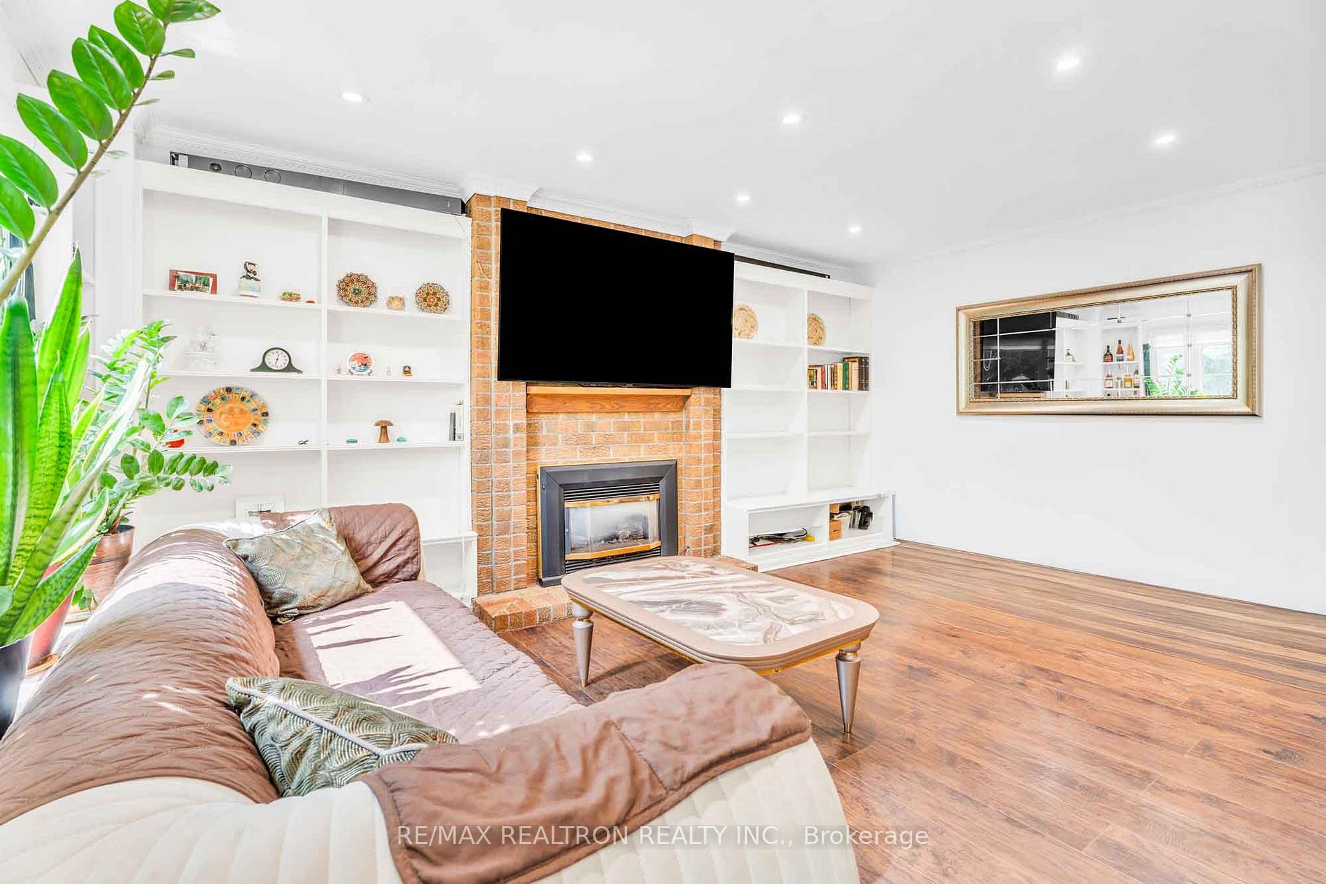 Photo 7 of 111 Devins Drive, Aurora, Aurora Heights — HOMEH