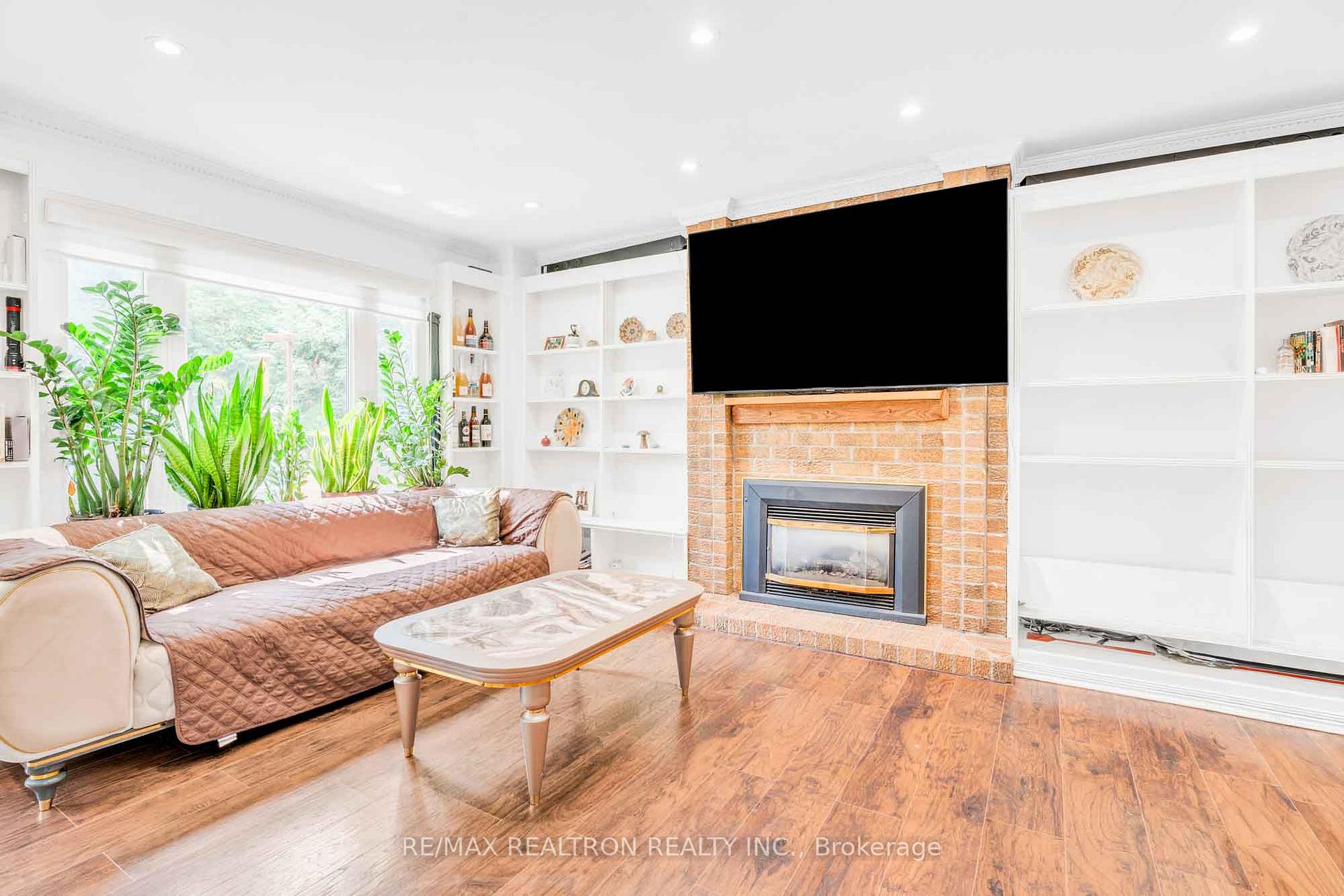 Photo 8 of 111 Devins Drive, Aurora, Aurora Heights — HOMEH