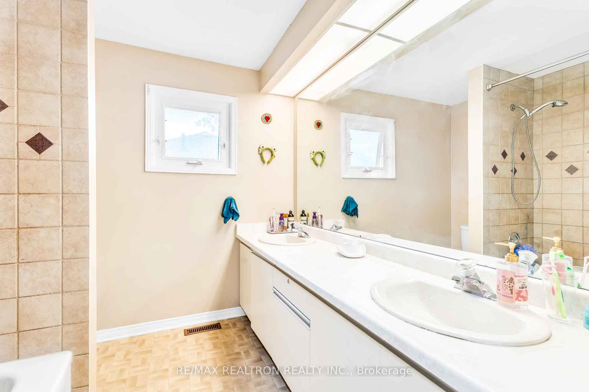 Photo 19 of 111 Devins Drive, Aurora, Aurora Heights — HOMEH