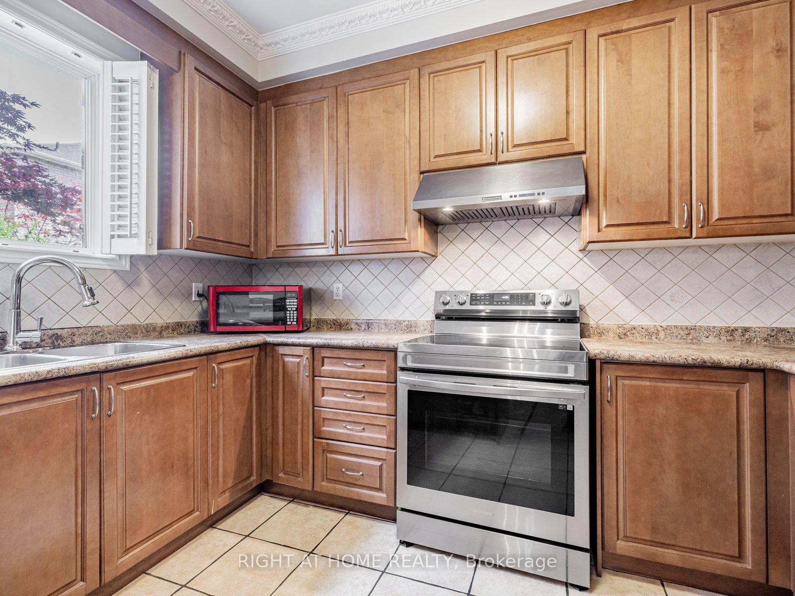 Photo 9 of 34 Destino Crescent, Vaughan, Vellore Village — HOMEH