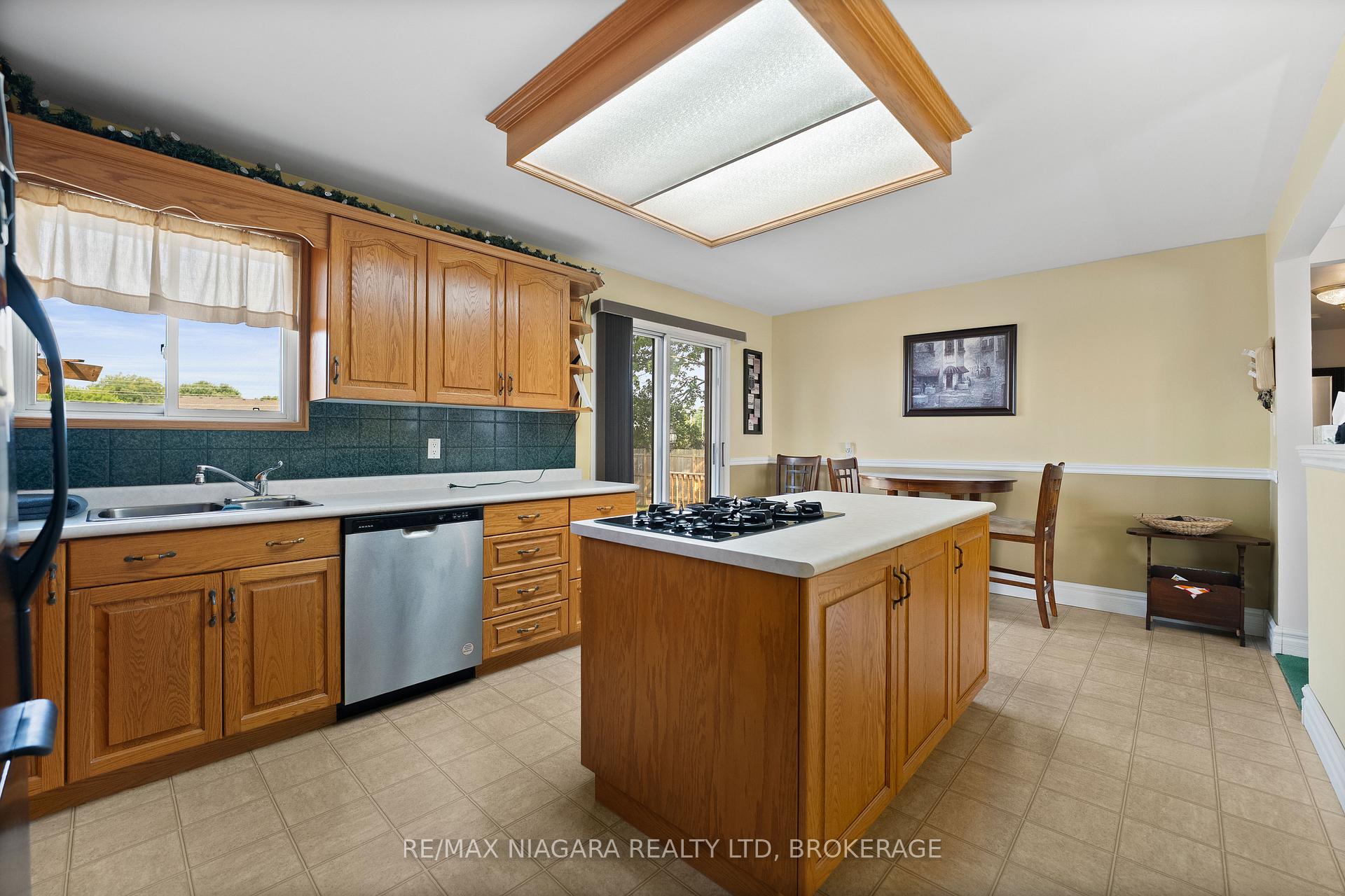 Photo 7 of 28 Hendershot Avenue, Welland, Lincoln/Crowland — HOMEH