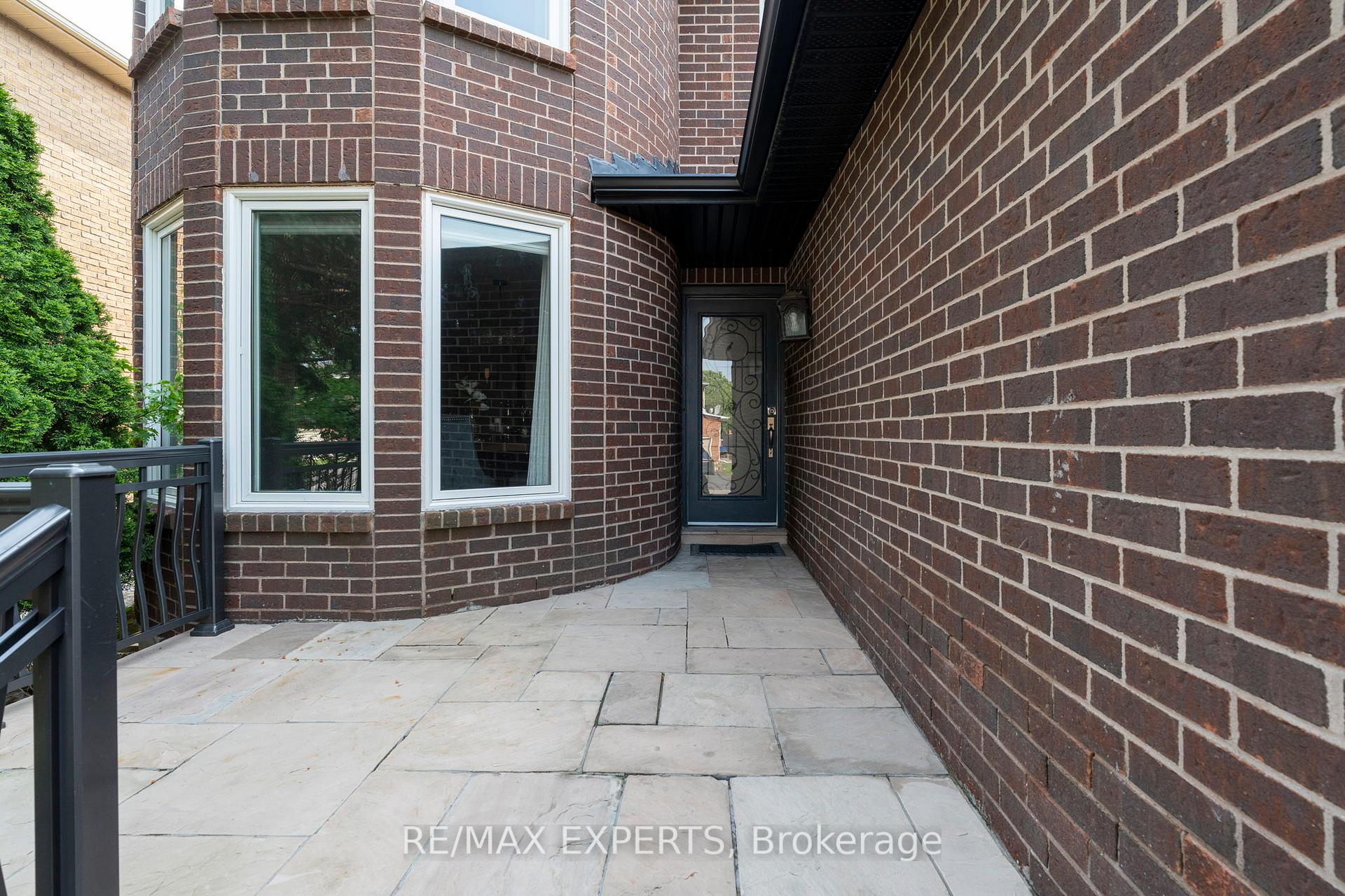 Photo 2 of 231 Ridgefield Crescent, Vaughan, Maple — HOMEH