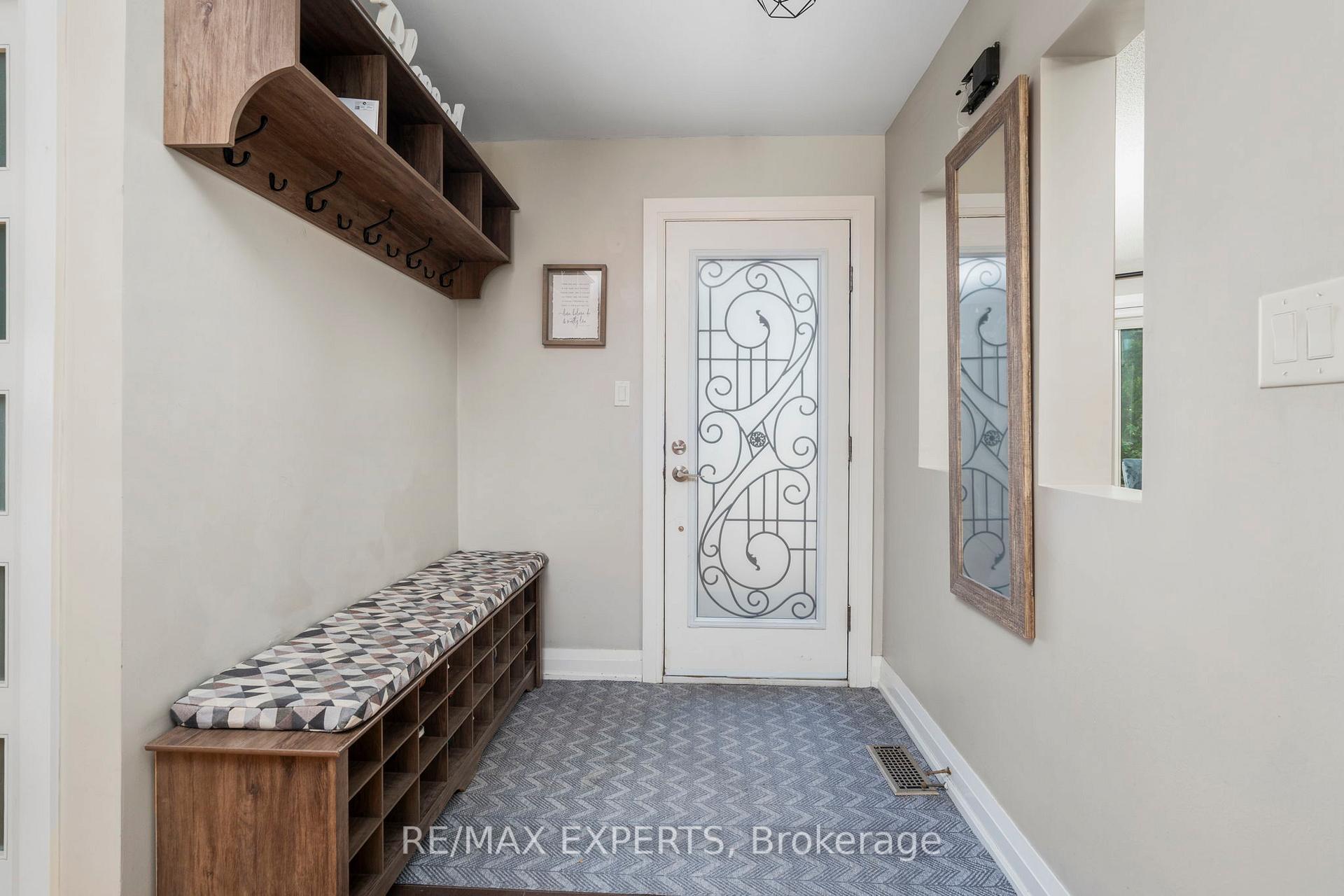 Photo 3 of 231 Ridgefield Crescent, Vaughan, Maple — HOMEH
