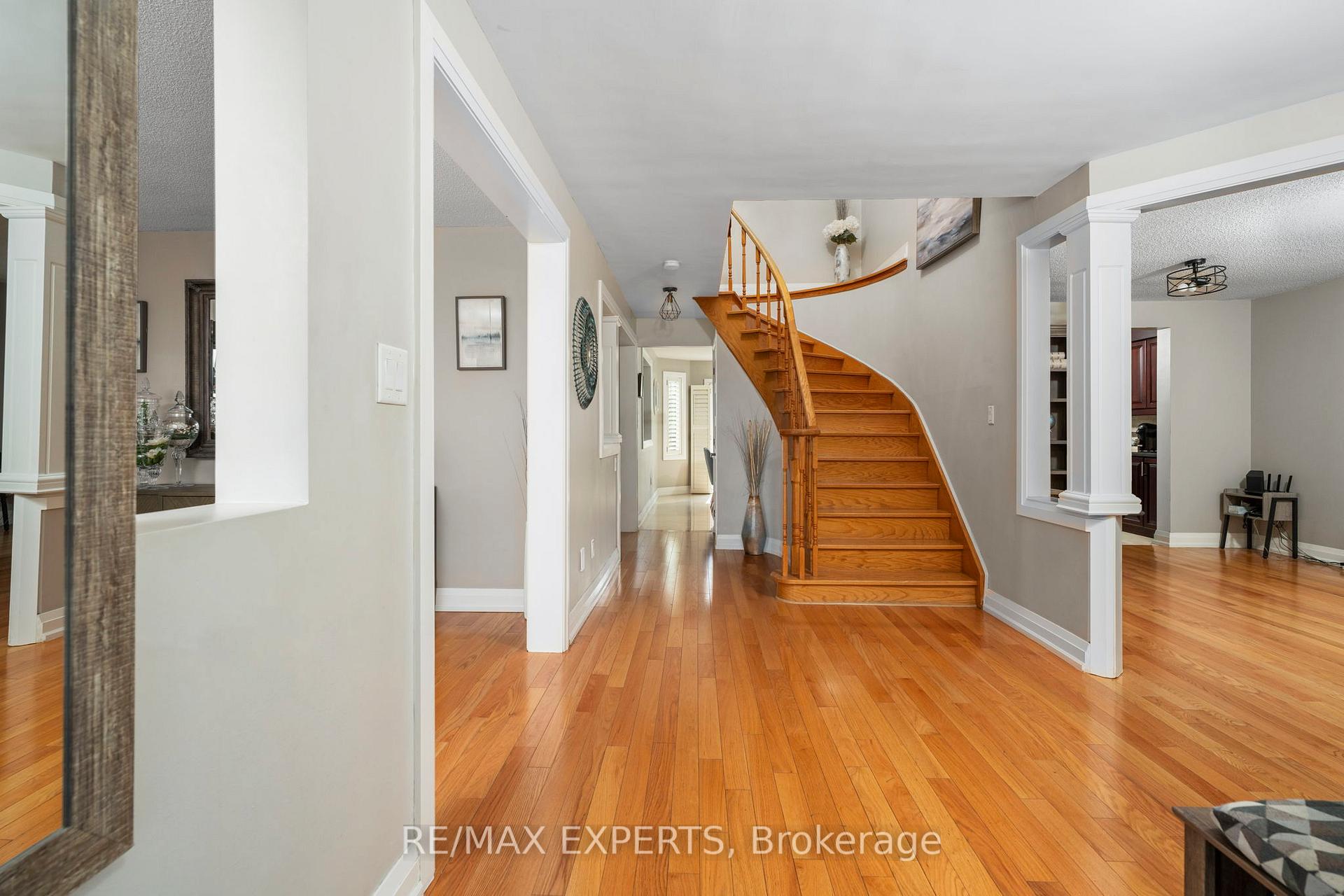 Photo 4 of 231 Ridgefield Crescent, Vaughan, Maple — HOMEH