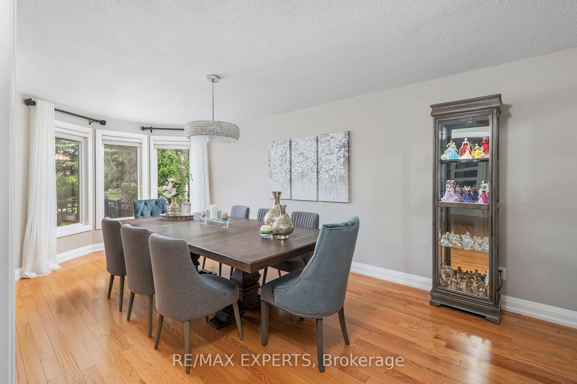 Photo 5 of 231 Ridgefield Crescent, Vaughan, Maple — HOMEH