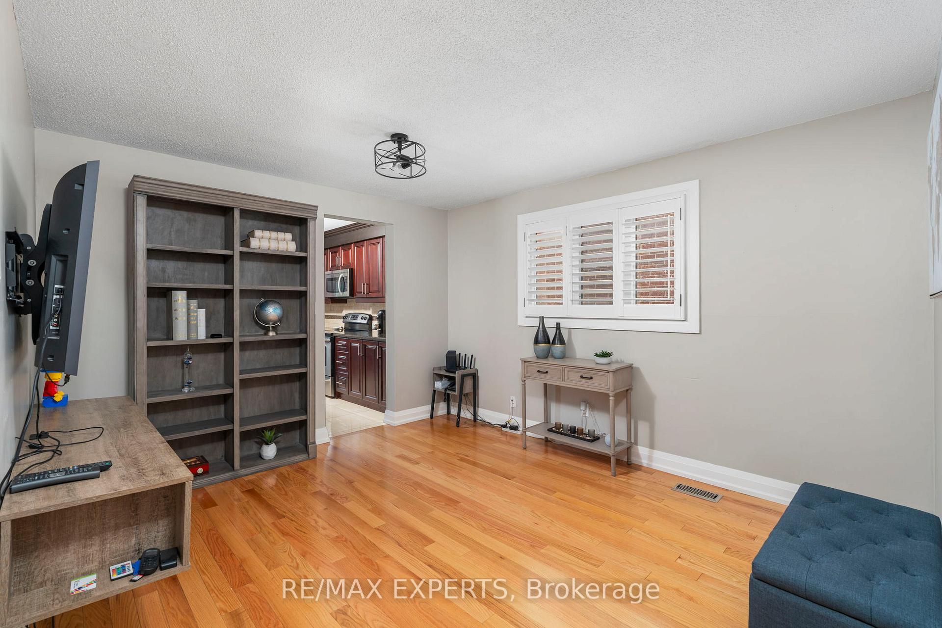 Photo 6 of 231 Ridgefield Crescent, Vaughan, Maple — HOMEH