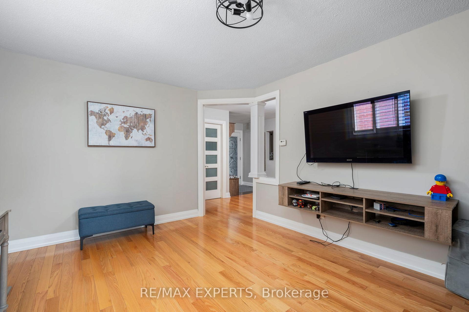 Photo 7 of 231 Ridgefield Crescent, Vaughan, Maple — HOMEH