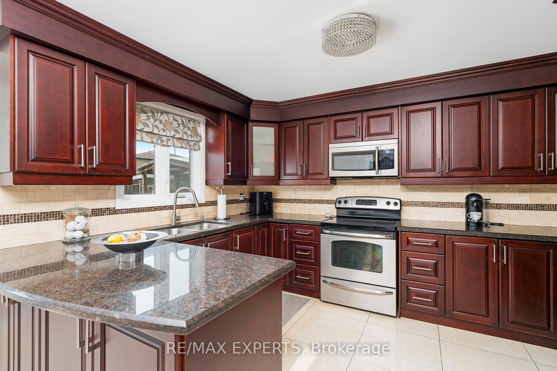 Photo 8 of 231 Ridgefield Crescent, Vaughan, Maple — HOMEH