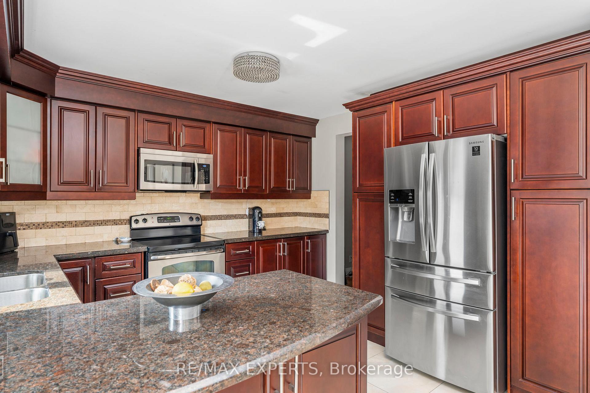 Photo 9 of 231 Ridgefield Crescent, Vaughan, Maple — HOMEH