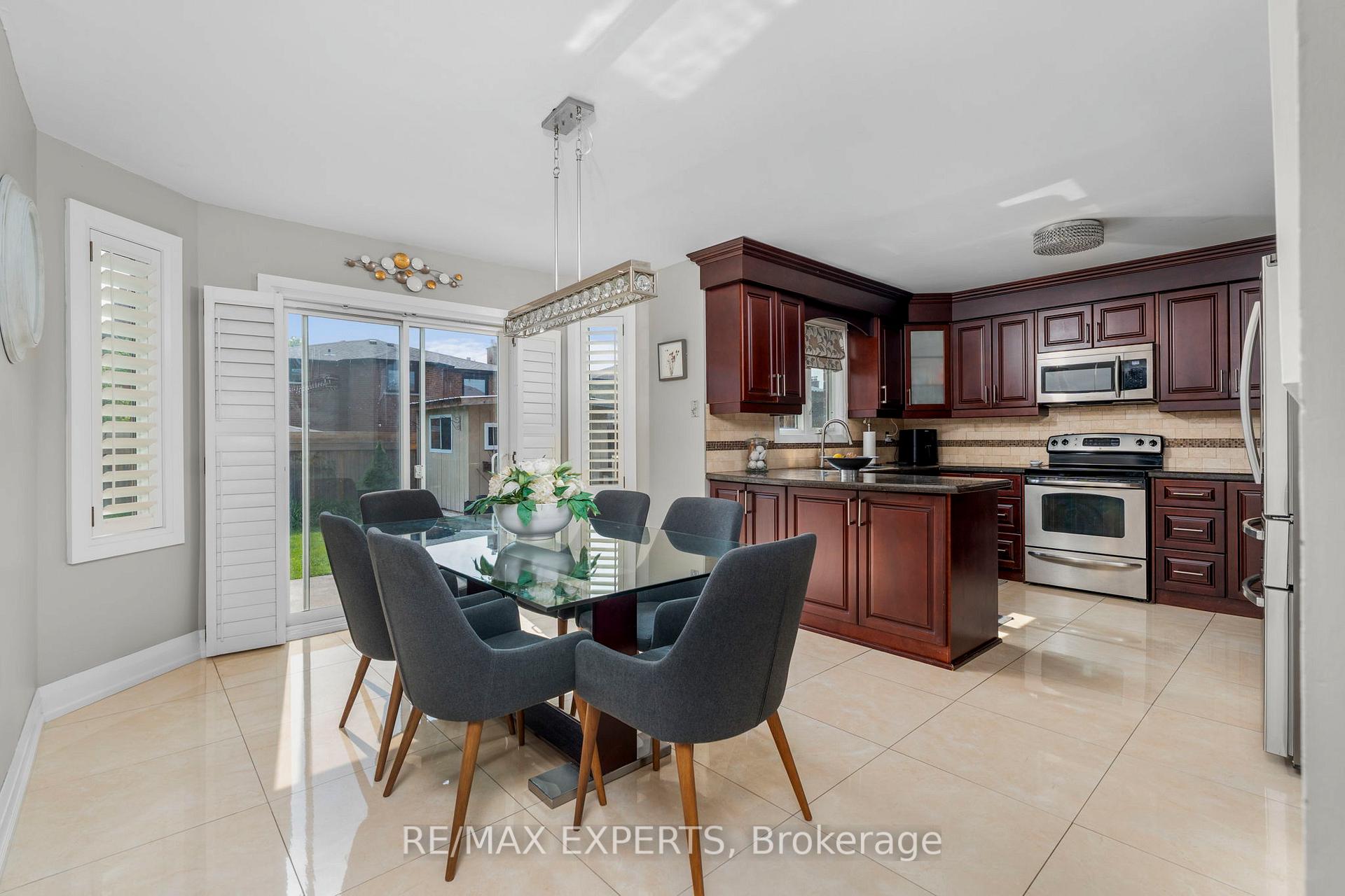 Photo 10 of 231 Ridgefield Crescent, Vaughan, Maple — HOMEH
