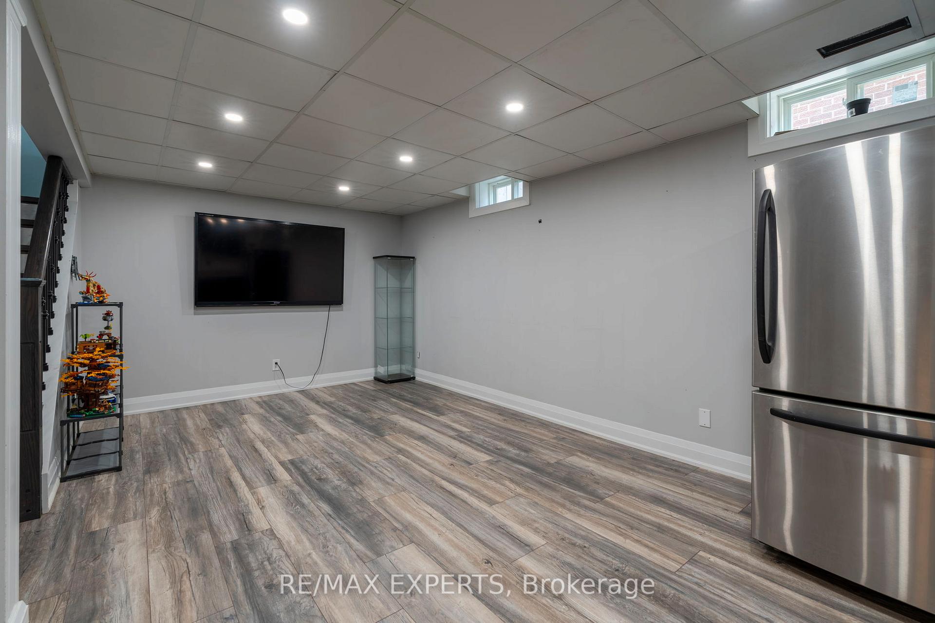 Photo 24 of 231 Ridgefield Crescent, Vaughan, Maple — HOMEH