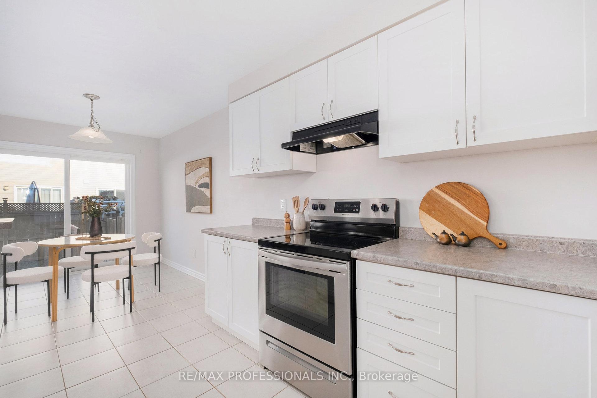 Photo 10 of 2241 Watercolours Way, Ottawa, Barrhaven - Half Moon Bay — HOMEH