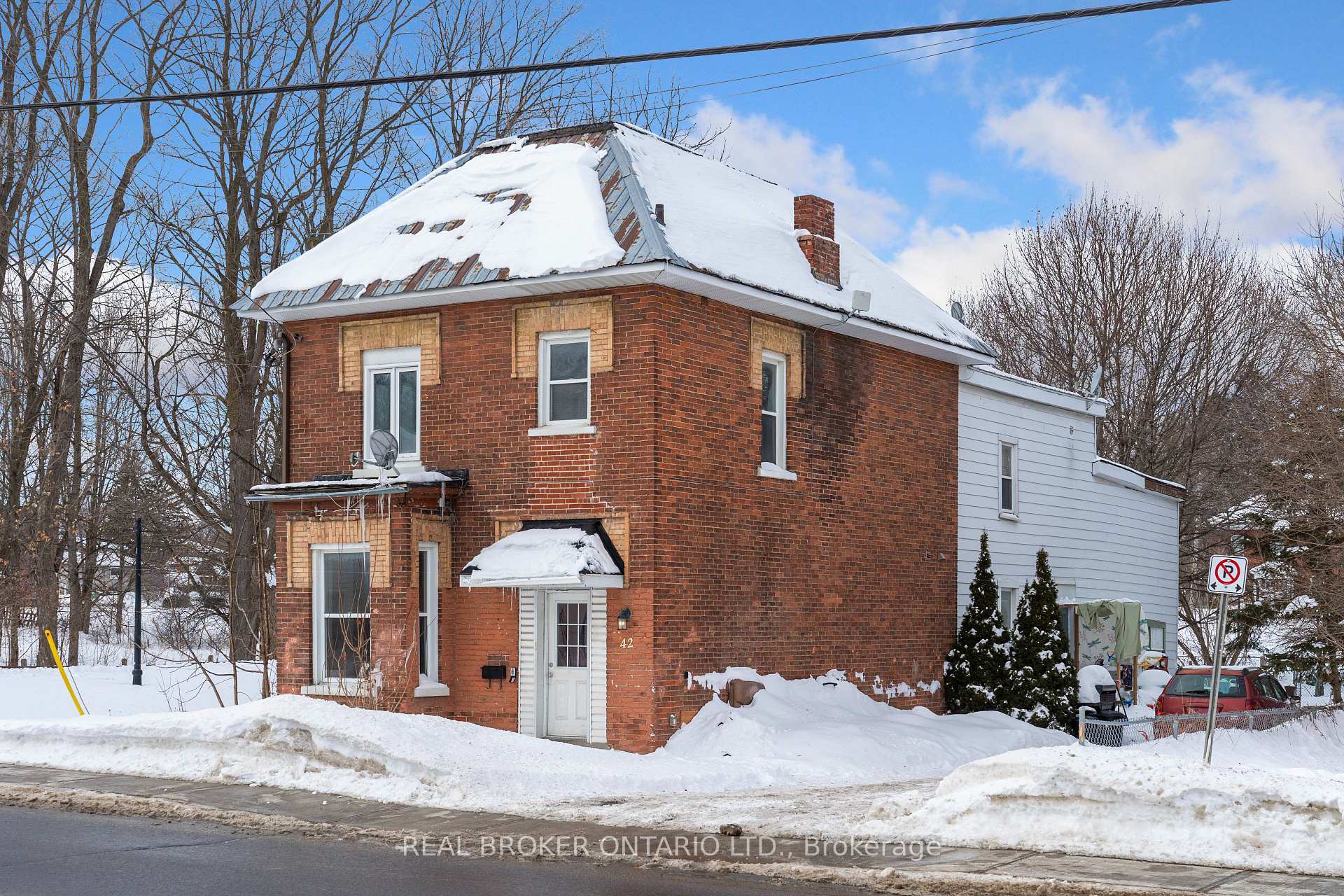 Front of 42 Daniel Street N