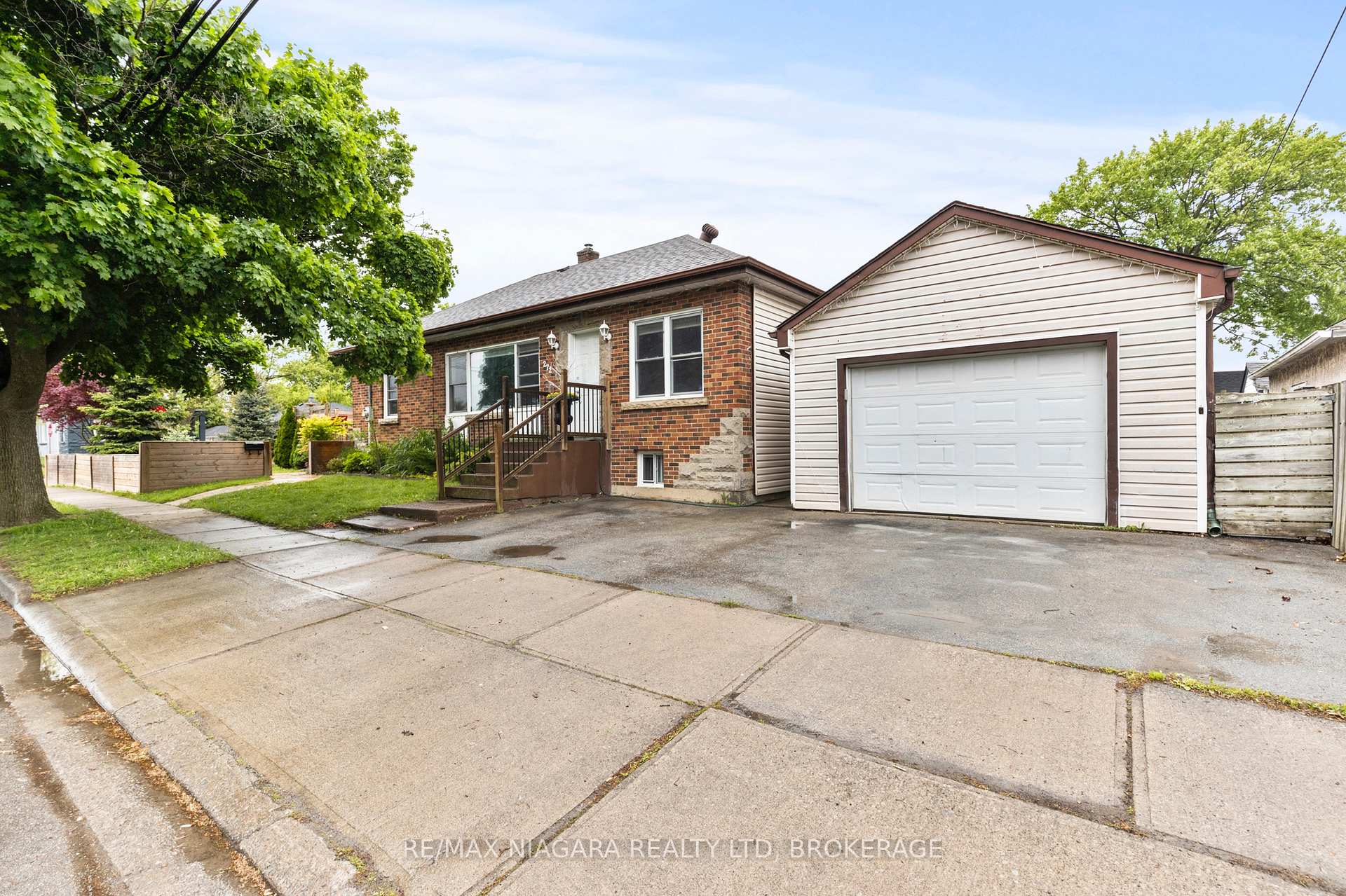 Front of 272 Wallace Avenue S