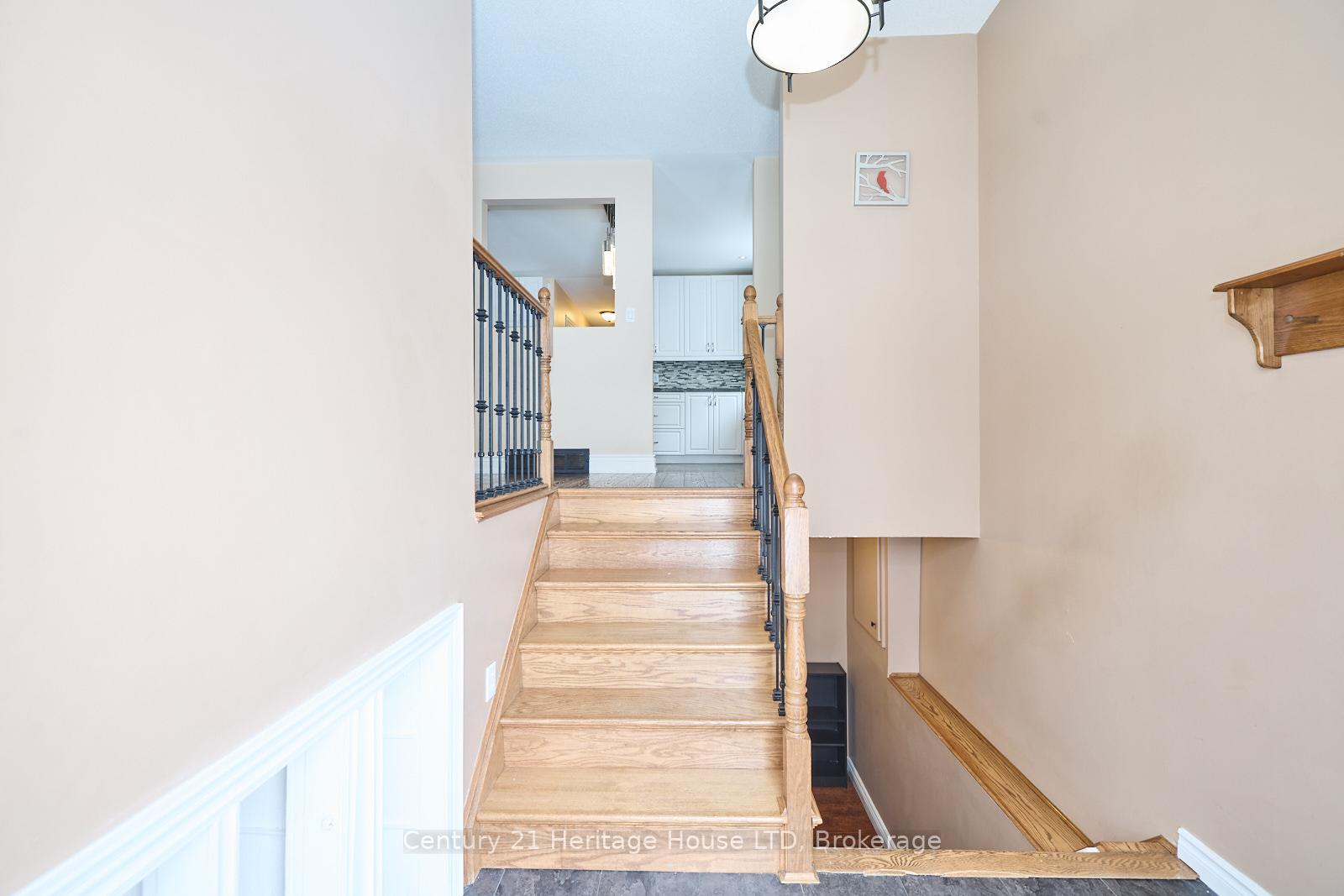 Photo 5 of 27 Mayfair Drive, Welland, Broadway — HOMEH