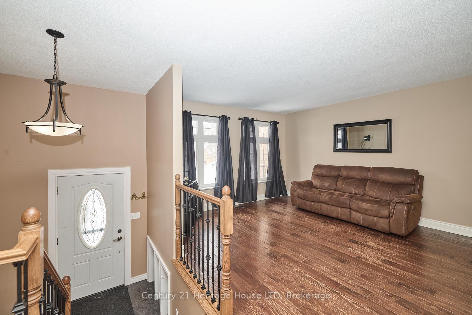 Photo 6 of 27 Mayfair Drive, Welland, Broadway — HOMEH
