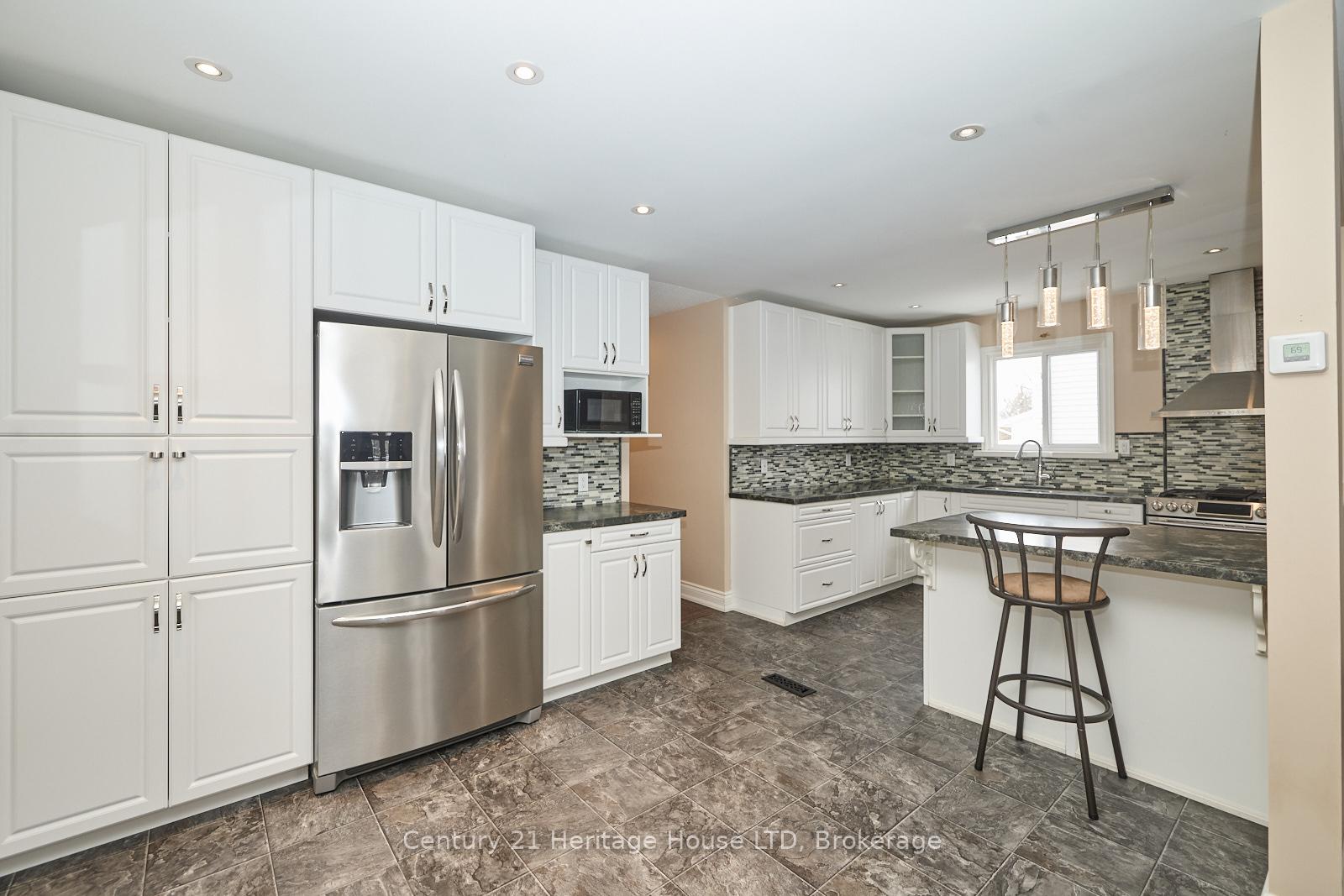 Photo 10 of 27 Mayfair Drive, Welland, Broadway — HOMEH
