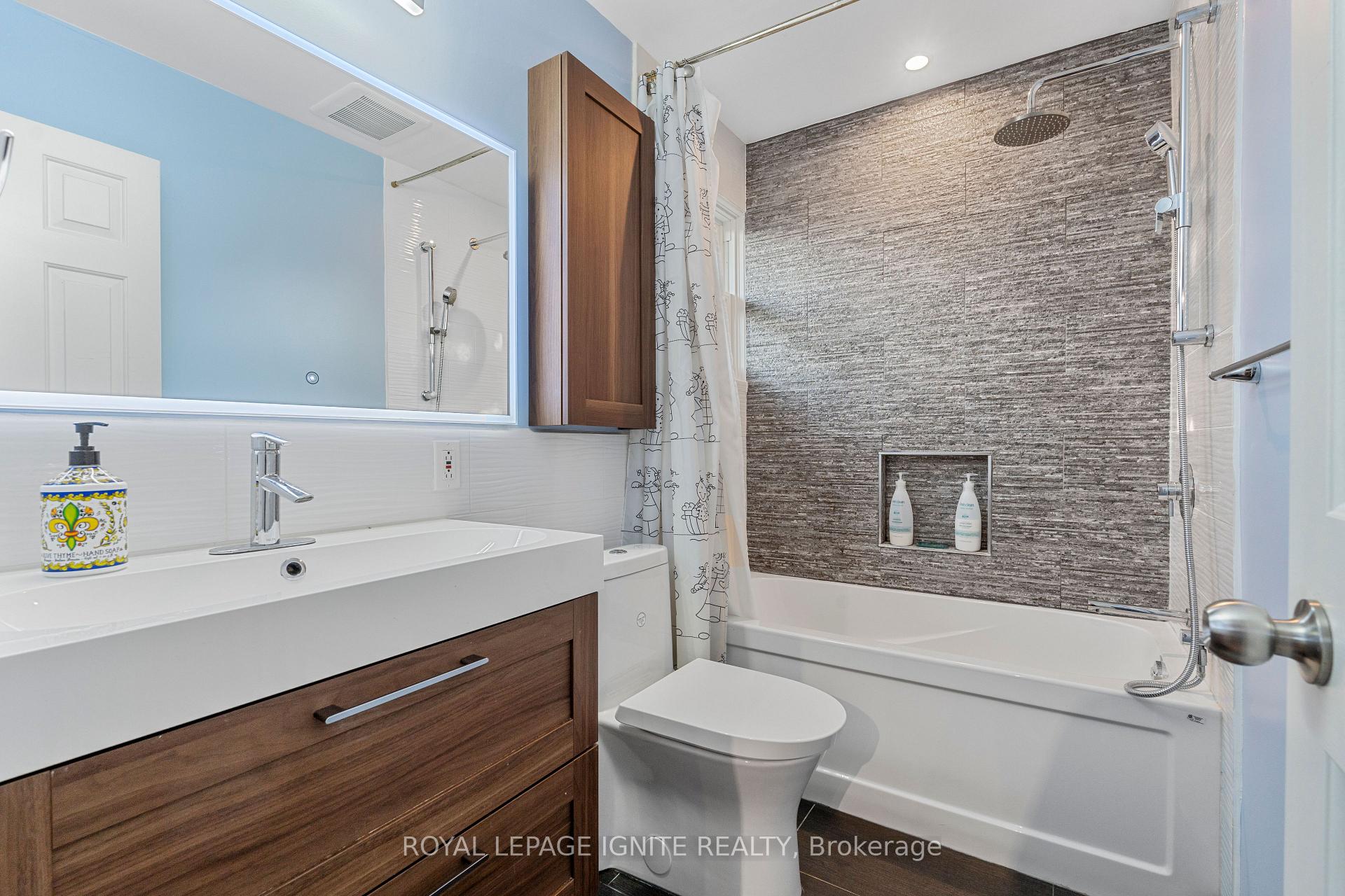 Photo 3 of 44 Coral Harbour Crescent, Markham, Bayview Fairway-Bayview Country Club Estates — HOMEH