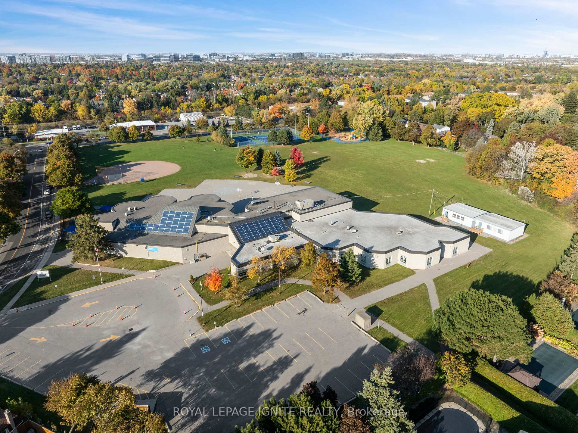 Photo 15 of 44 Coral Harbour Crescent, Markham, Bayview Fairway-Bayview Country Club Estates — HOMEH