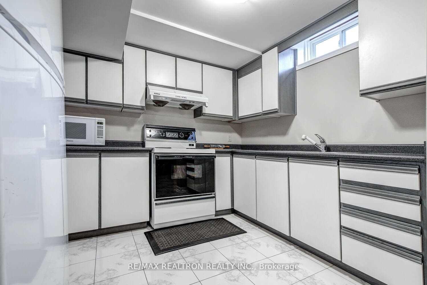 Photo 3 of Unit BSMT, 155 Barrhill Road, Vaughan, Maple — HOMEH