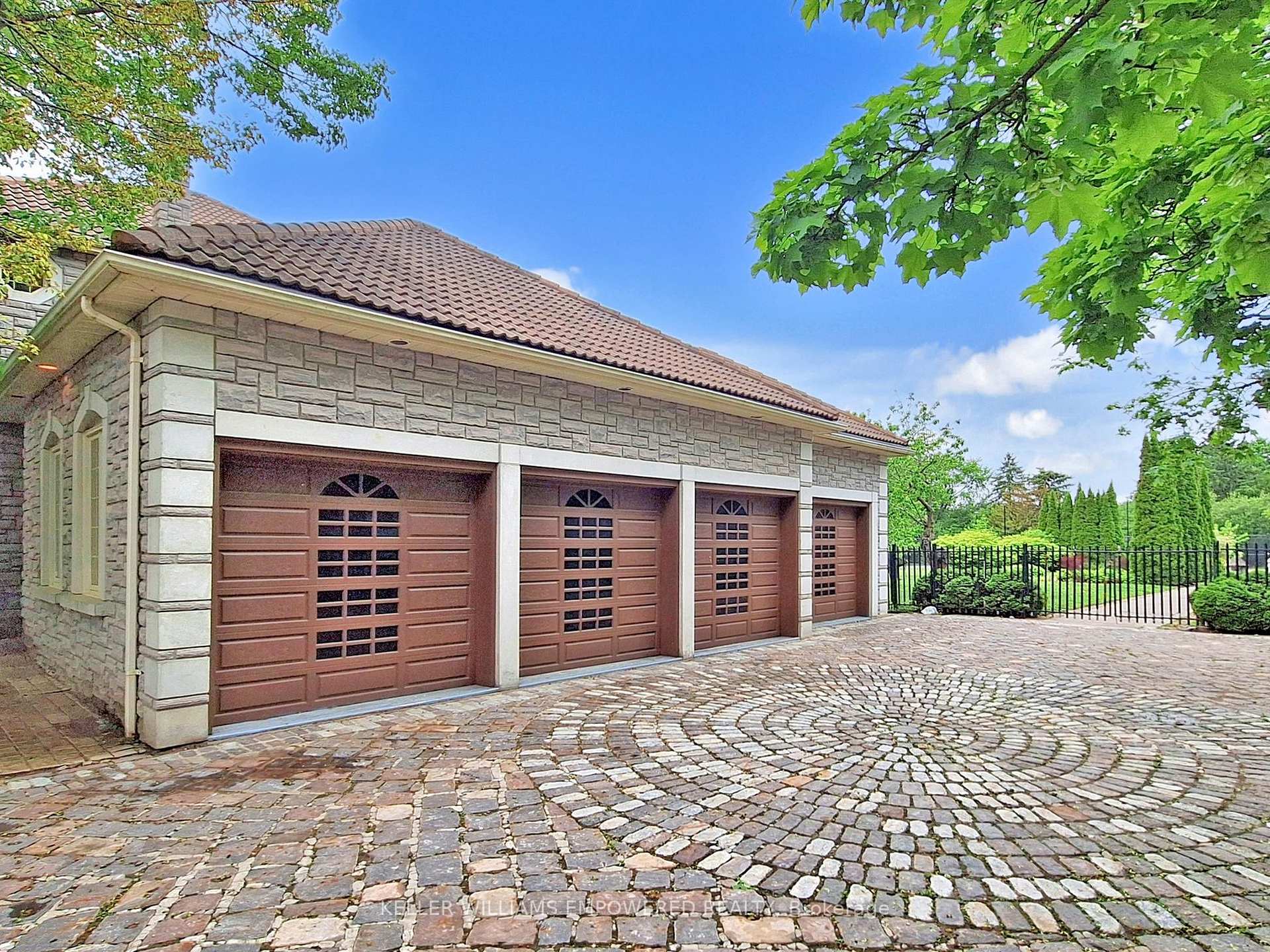 Photo 3 of 25 Quail Run Boulevard, Vaughan, Rural Vaughan — HOMEH