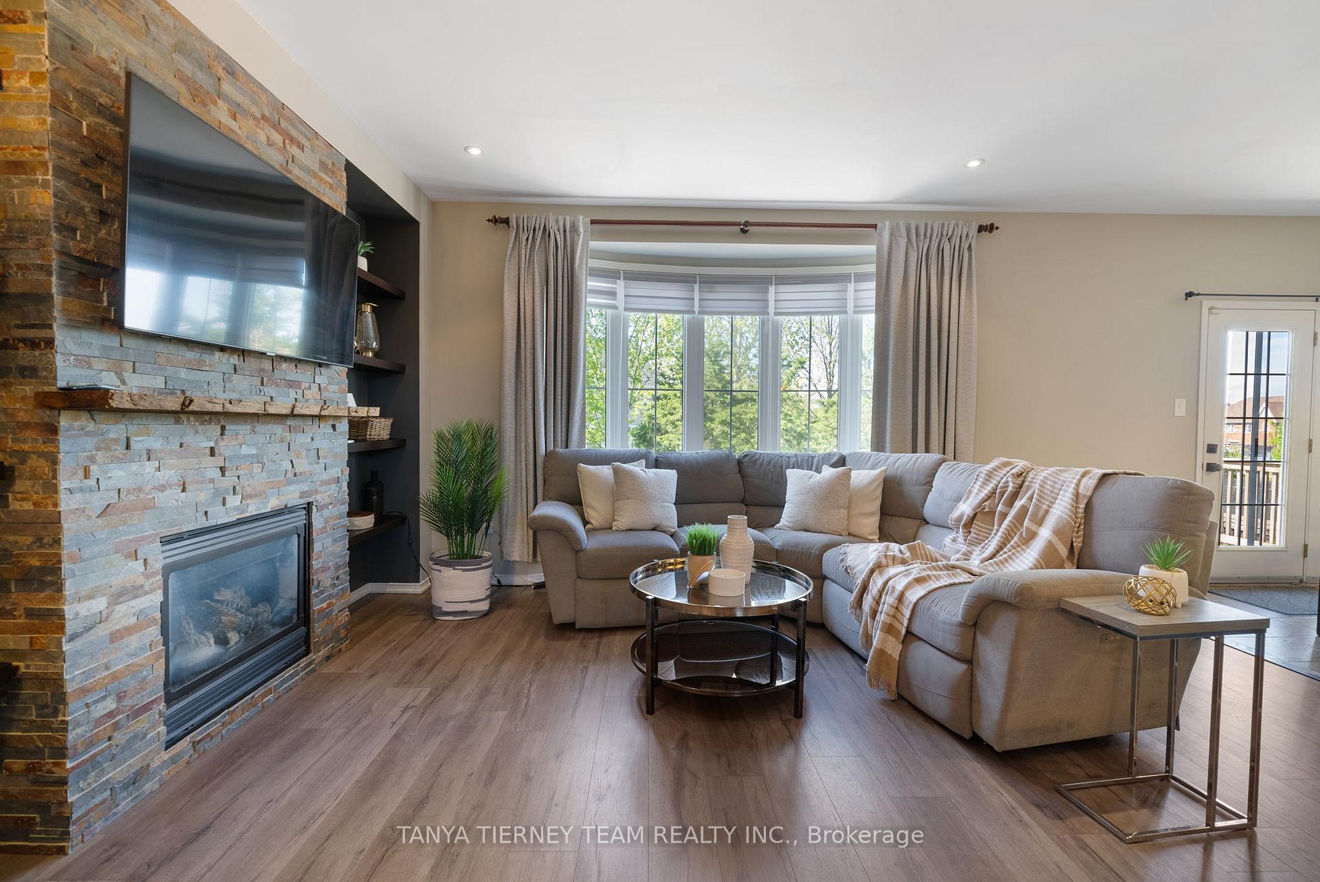 Photo 7 of 21 Eastgate Circle, Whitby, Brooklin — HOMEH
