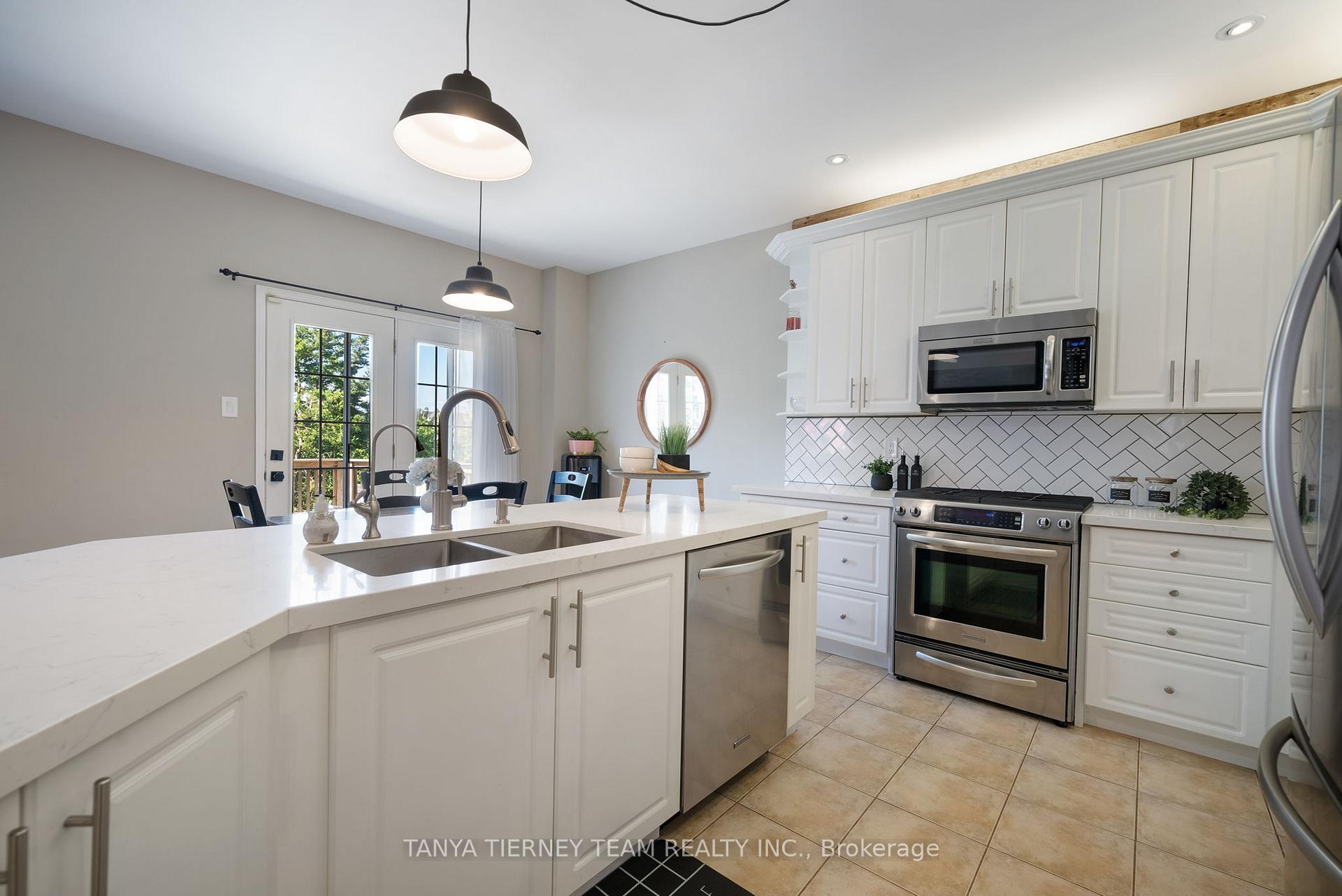 Photo 14 of 21 Eastgate Circle, Whitby, Brooklin — HOMEH