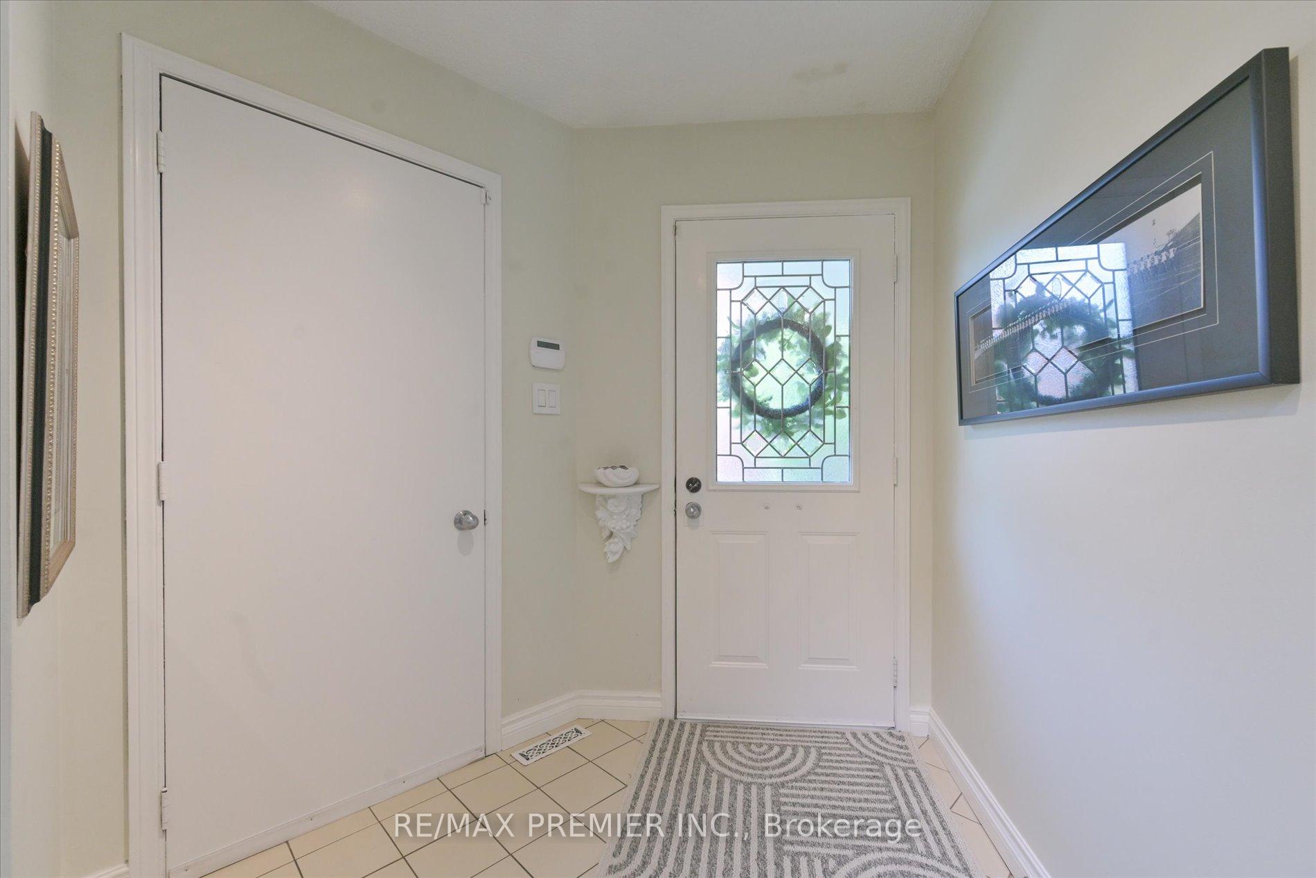 Photo 3 of 111 Coles Avenue, Vaughan, Vaughan Grove — HOMEH