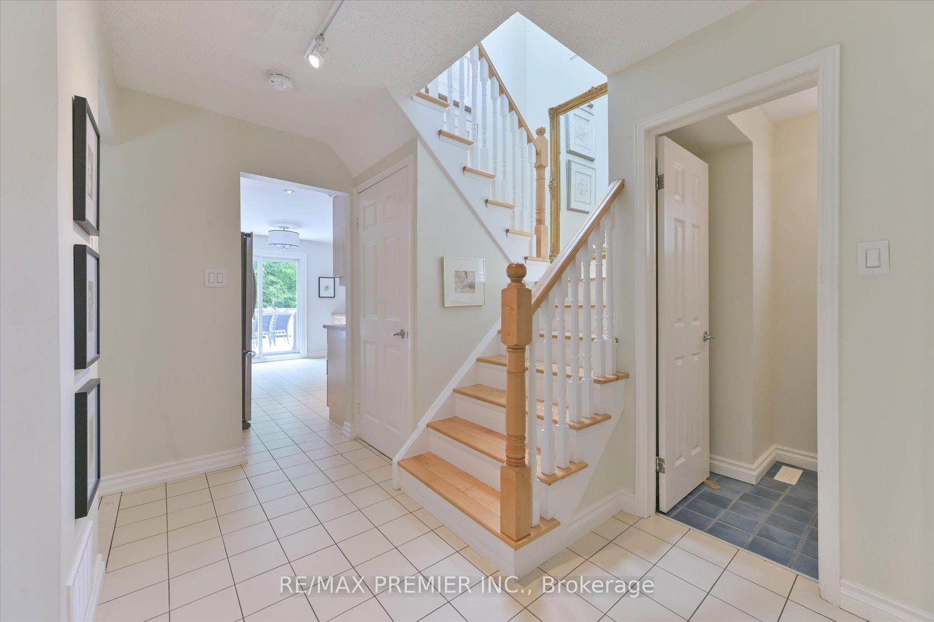 Photo 4 of 111 Coles Avenue, Vaughan, Vaughan Grove — HOMEH