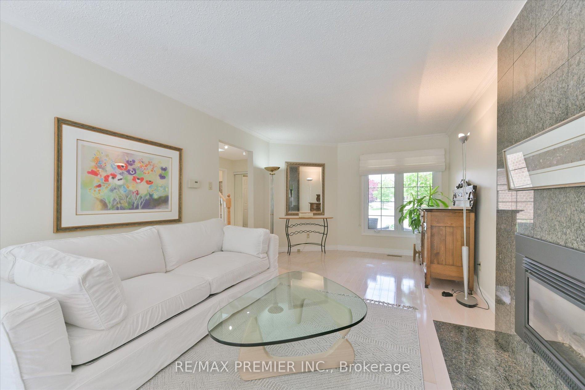 Photo 6 of 111 Coles Avenue, Vaughan, Vaughan Grove — HOMEH