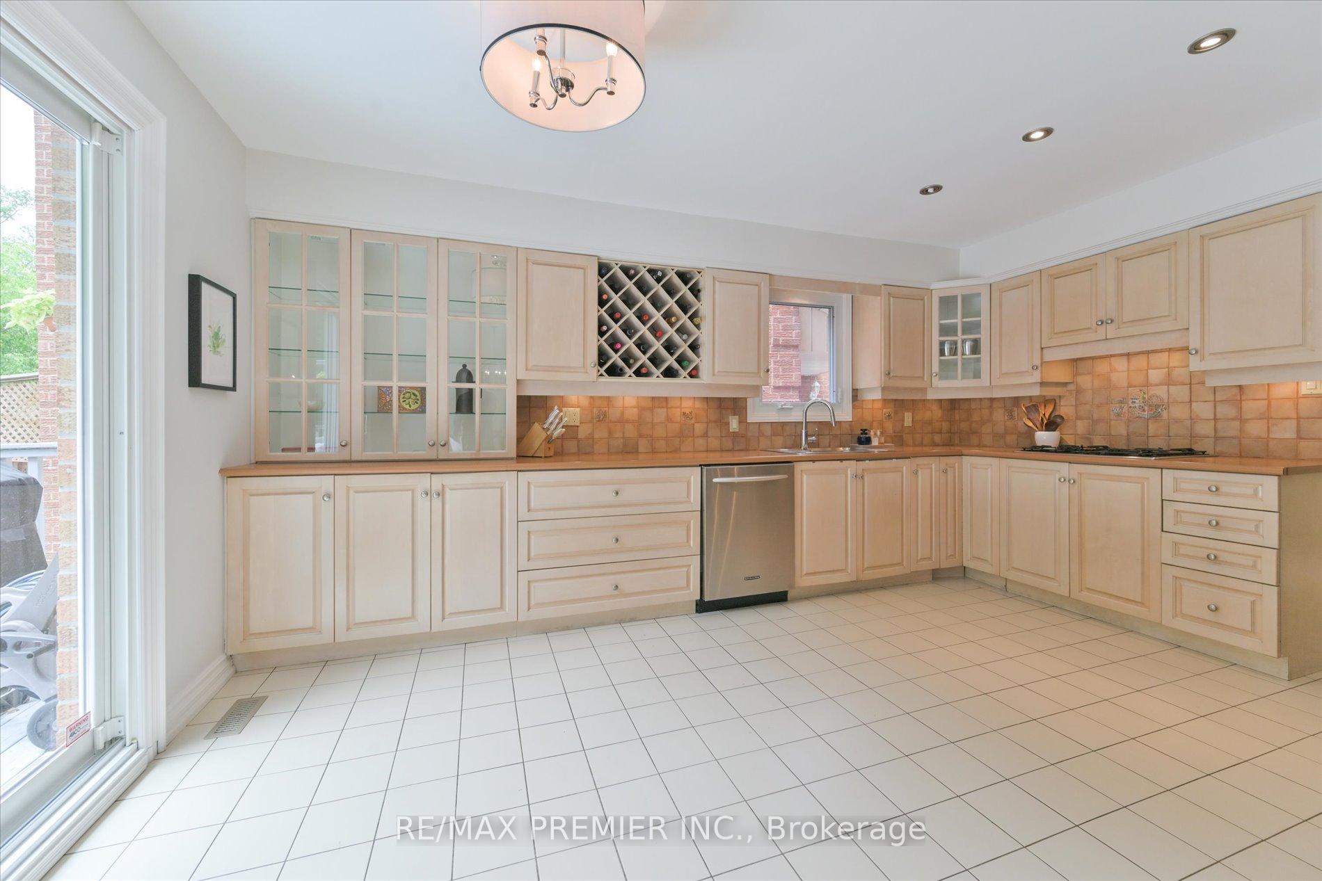 Photo 9 of 111 Coles Avenue, Vaughan, Vaughan Grove — HOMEH