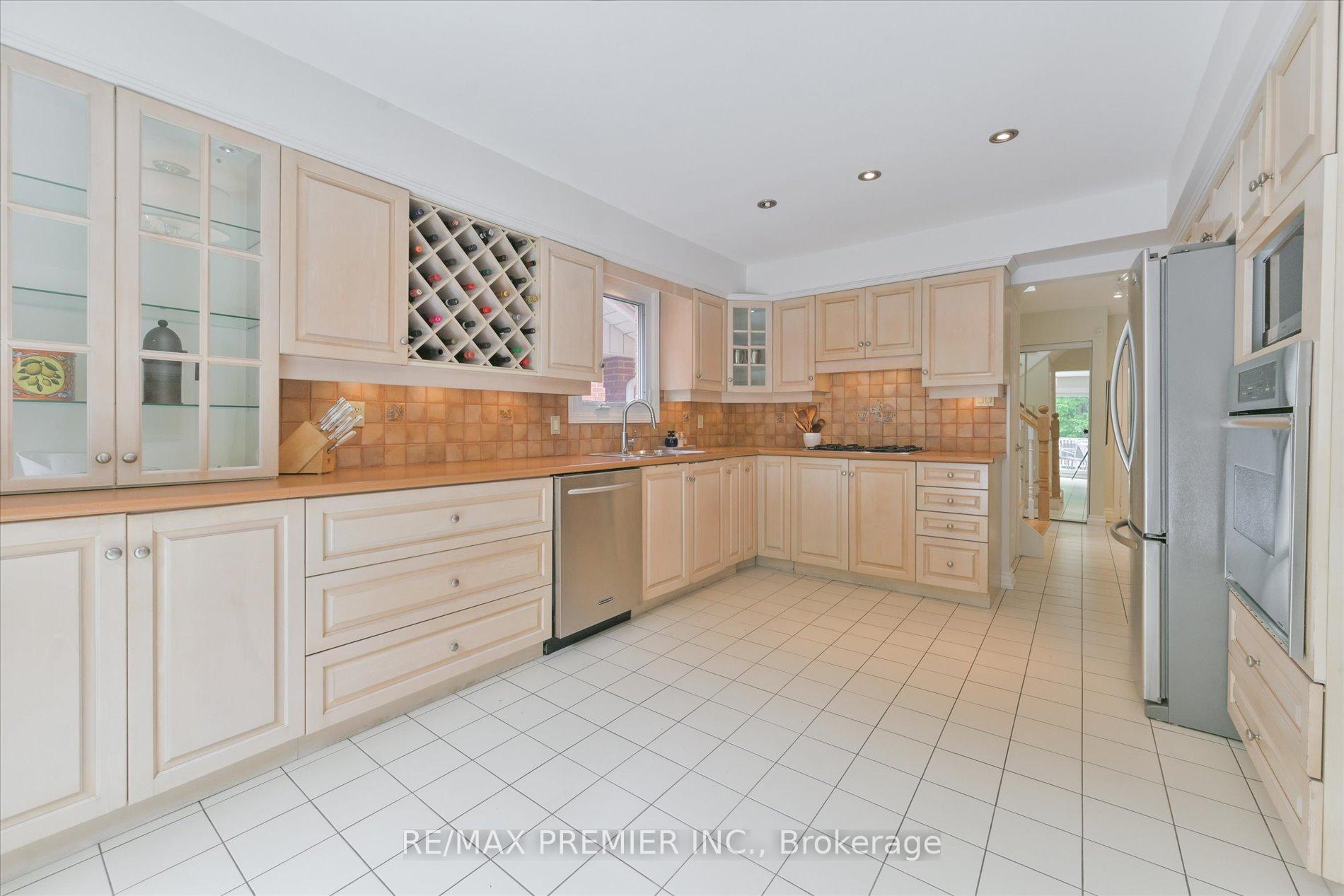Photo 11 of 111 Coles Avenue, Vaughan, Vaughan Grove — HOMEH