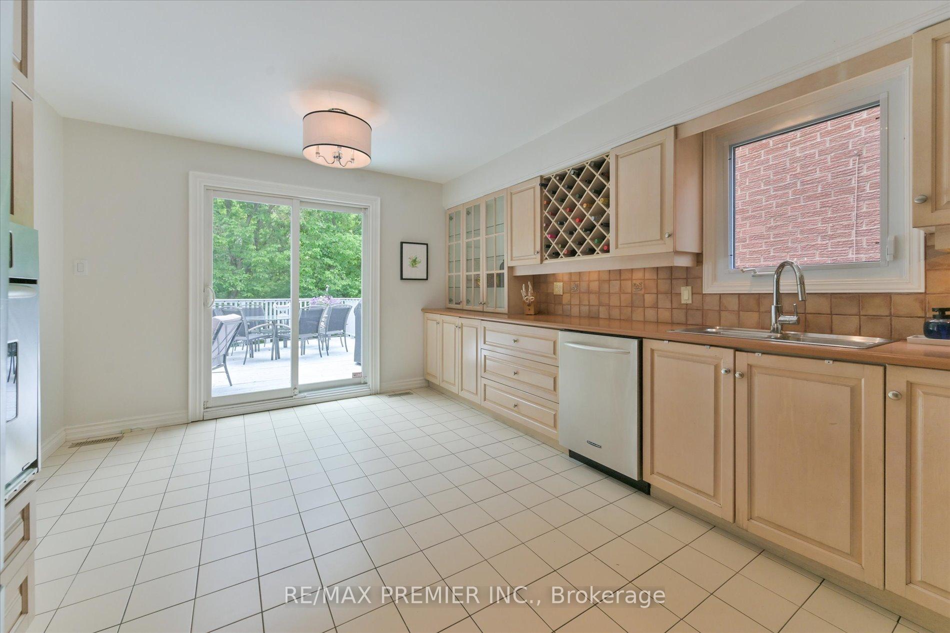 Photo 12 of 111 Coles Avenue, Vaughan, Vaughan Grove — HOMEH