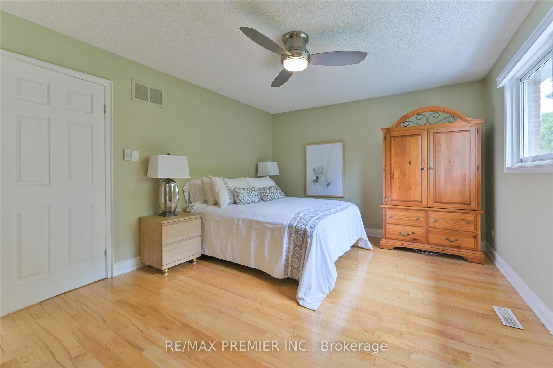 Photo 17 of 111 Coles Avenue, Vaughan, Vaughan Grove — HOMEH
